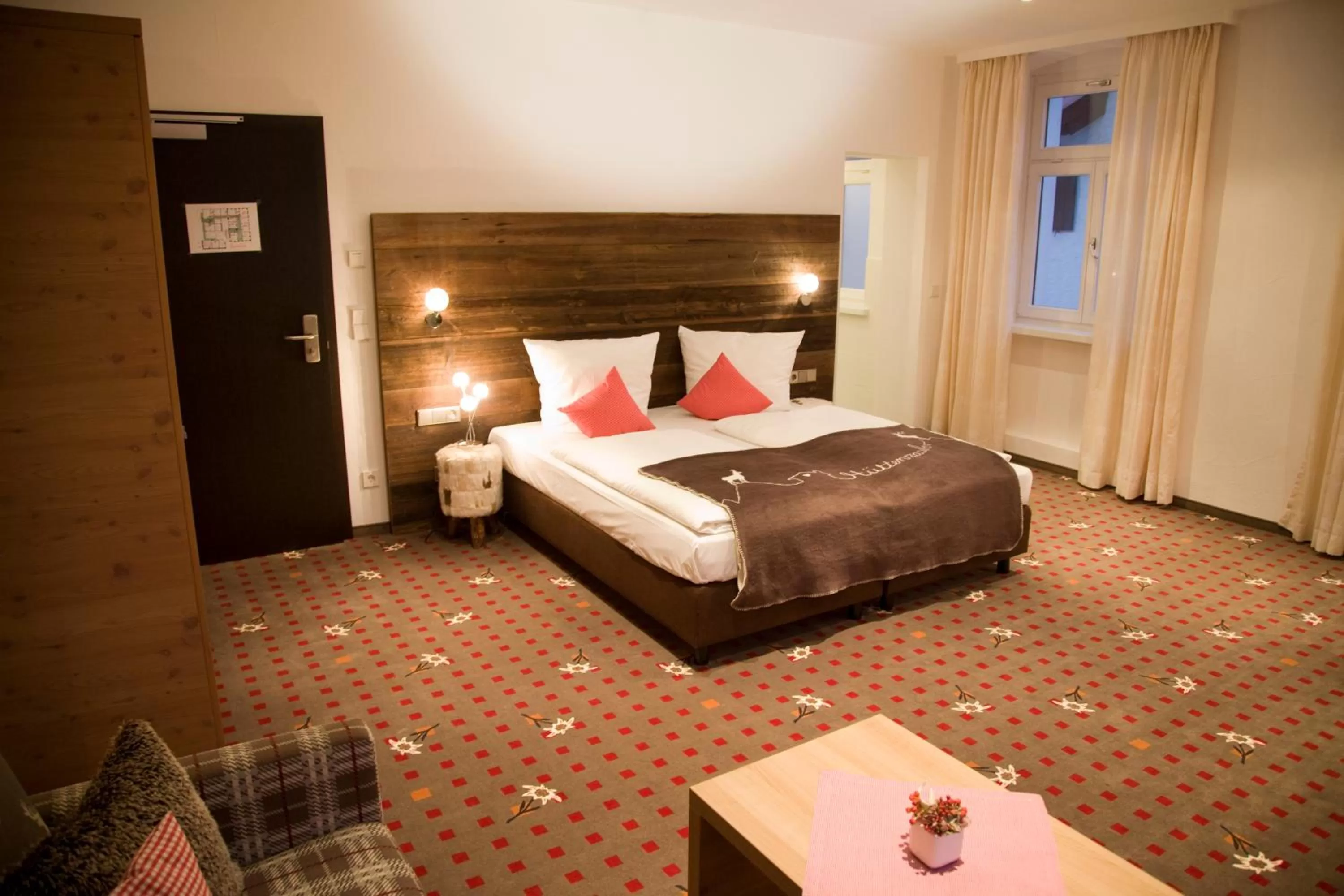 Photo of the whole room, Bed in Alpin Lifestyle Hotel Löwen & Strauss