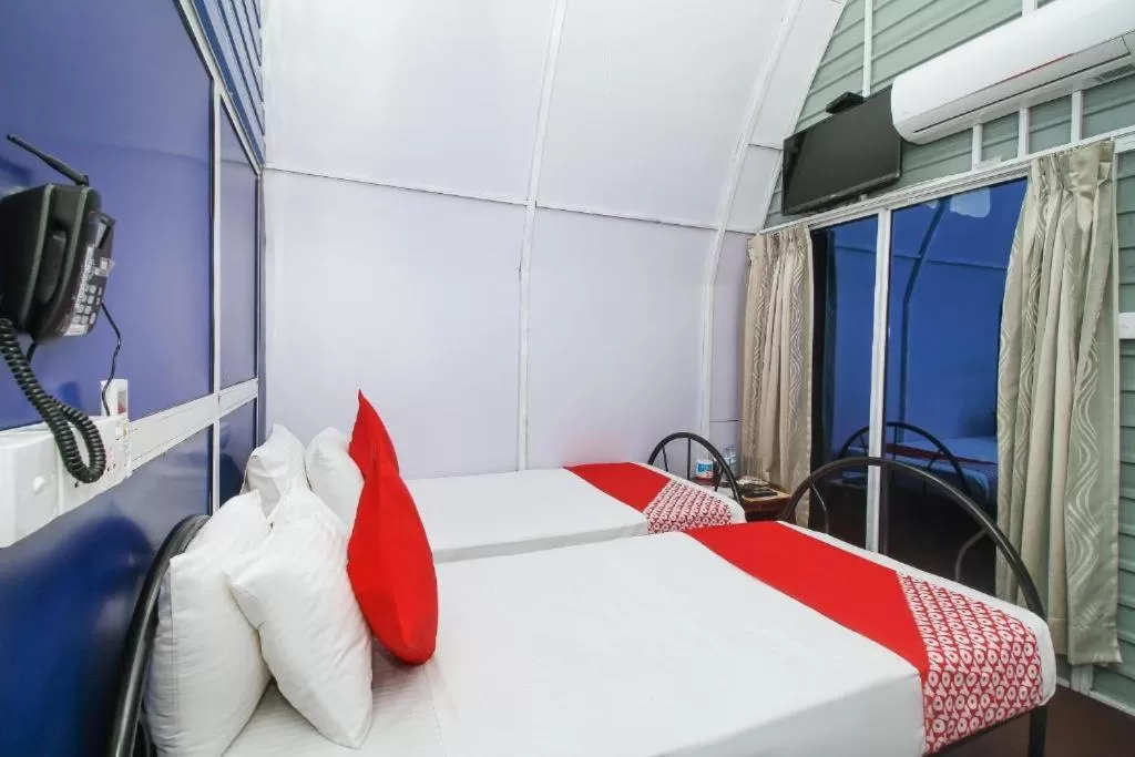 Bed in Airport A4 Transit Hub - Eco Chalets - FREE SHUTTLE SERVICE 24HRS