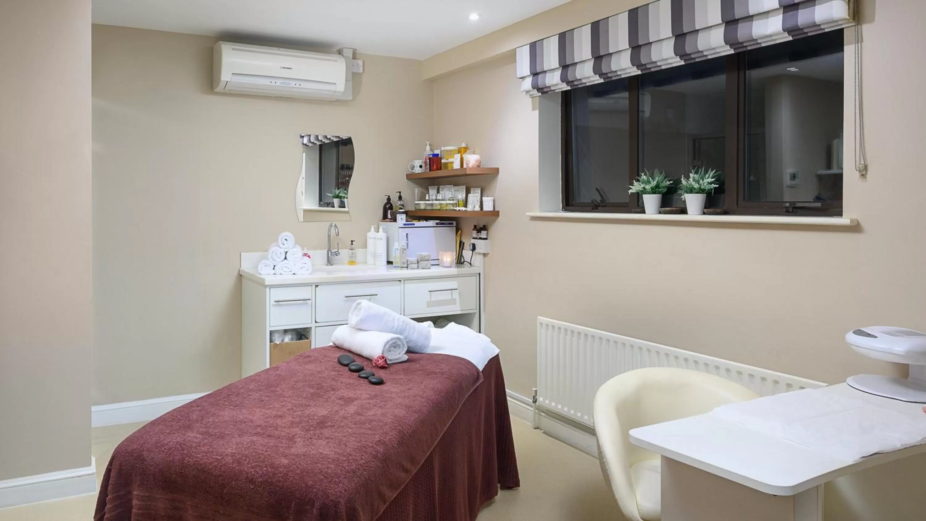 Spa and wellness centre/facilities, Bed in voco Oxford Spires by IHG