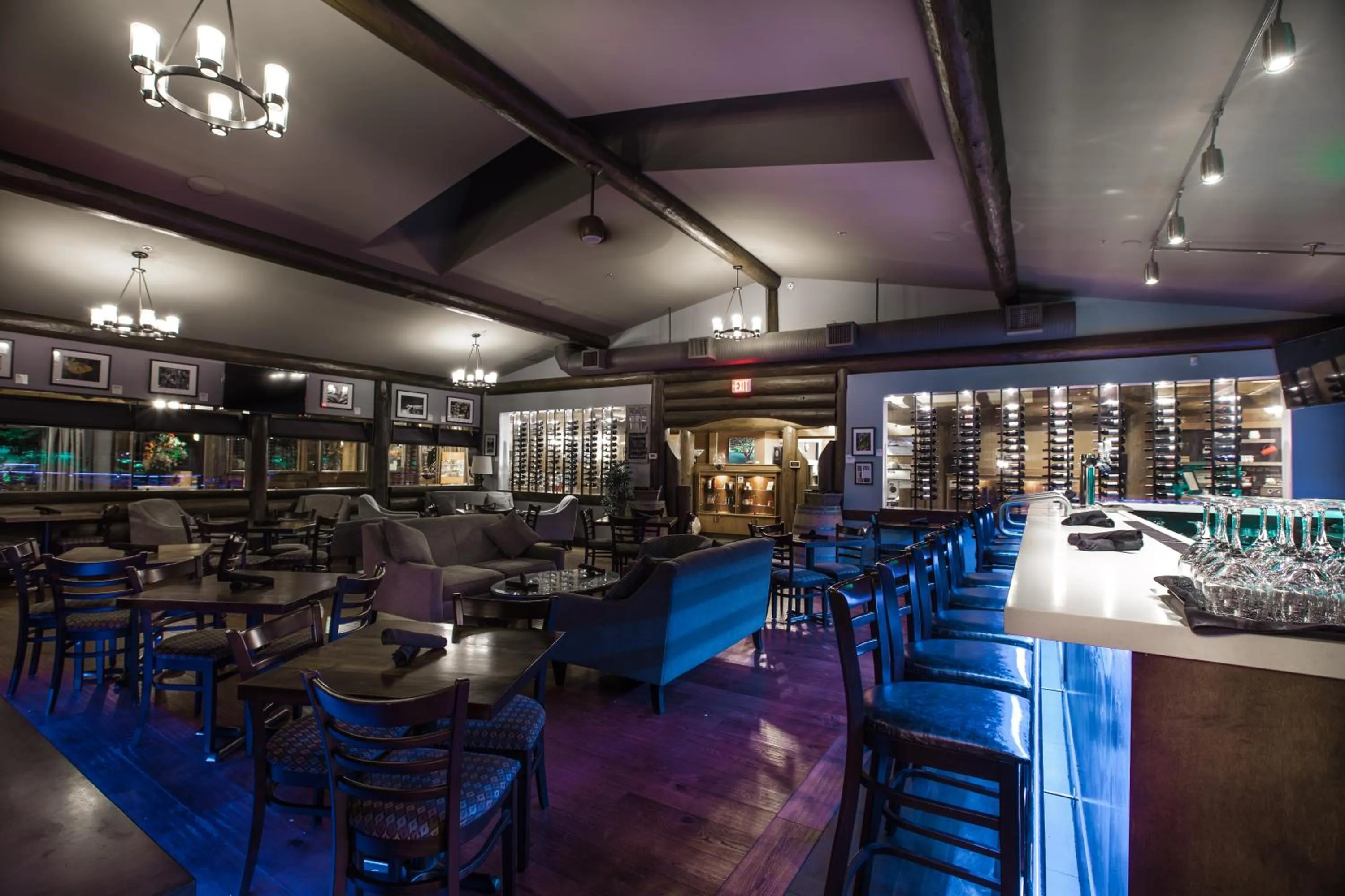 Lounge or bar in Tigh-Na-Mara Seaside Spa Resort