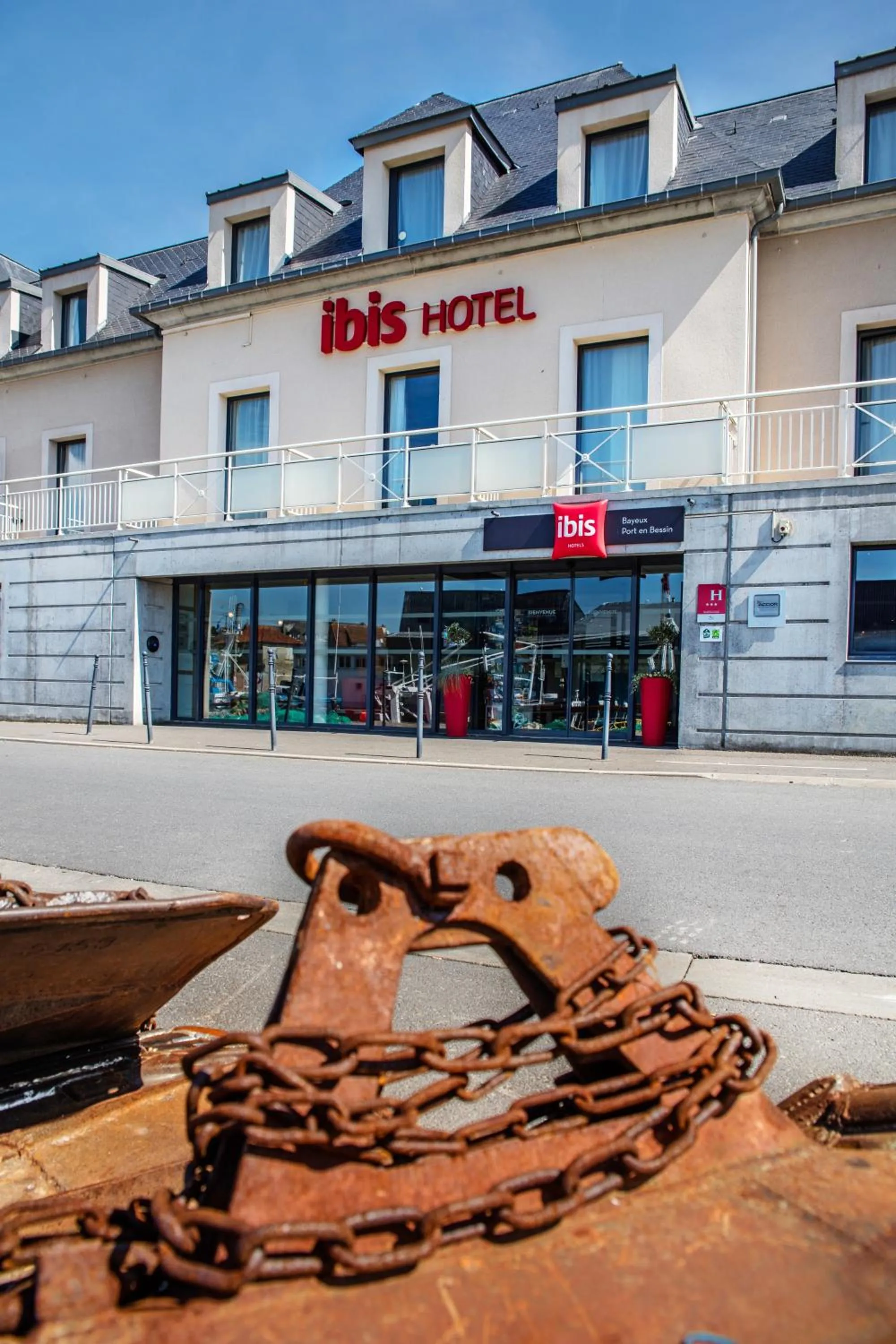 Facade/entrance in ibis Bayeux Port En Bessin