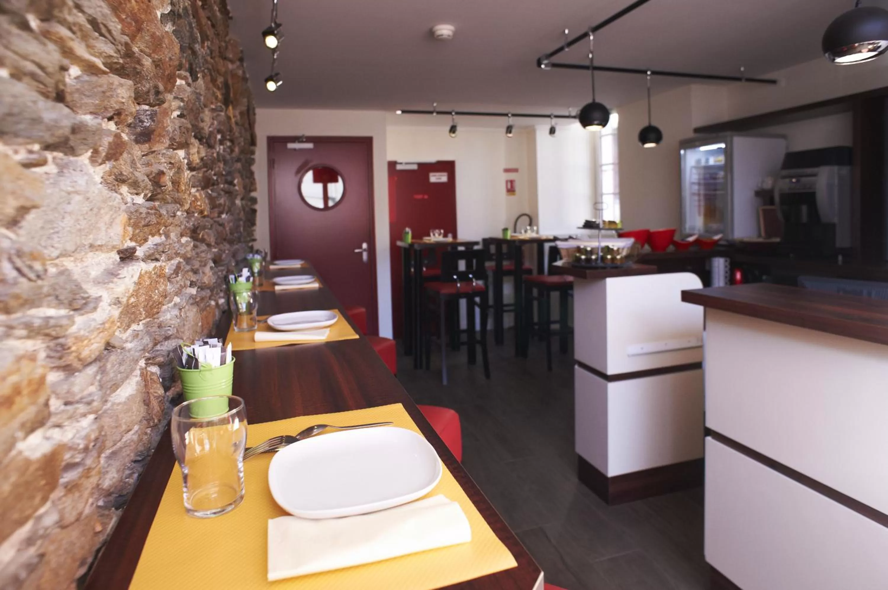 Restaurant/places to eat in Logis Hotel Chateaubriand