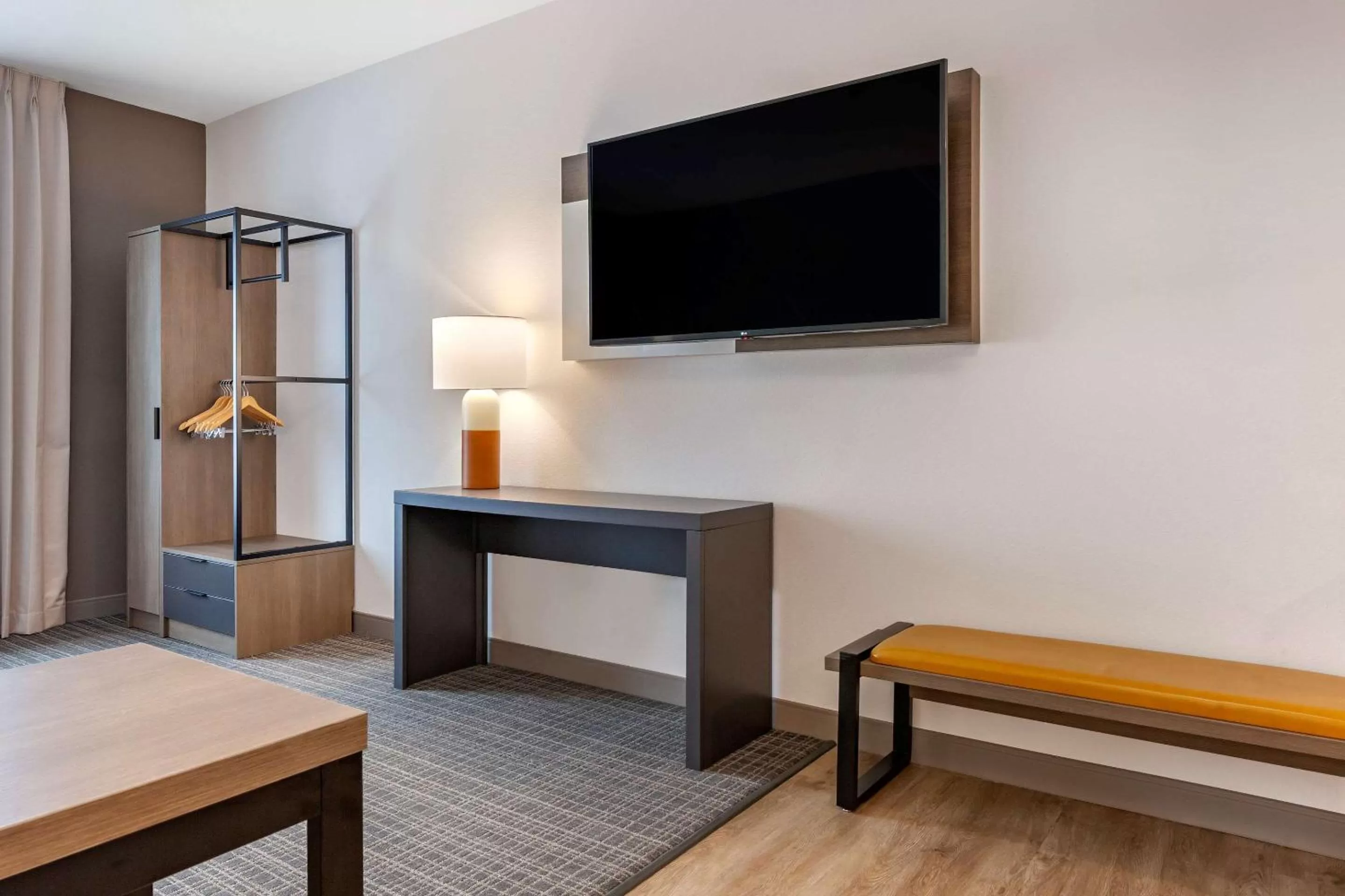 Photo of the whole room, Bed in Comfort Suites Cottage Grove-Madison