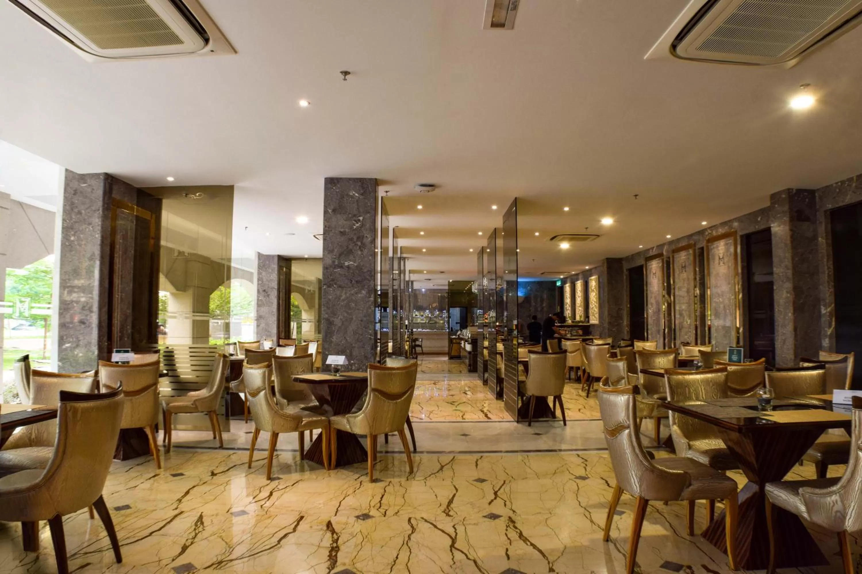 Restaurant/places to eat in Moty Hotel