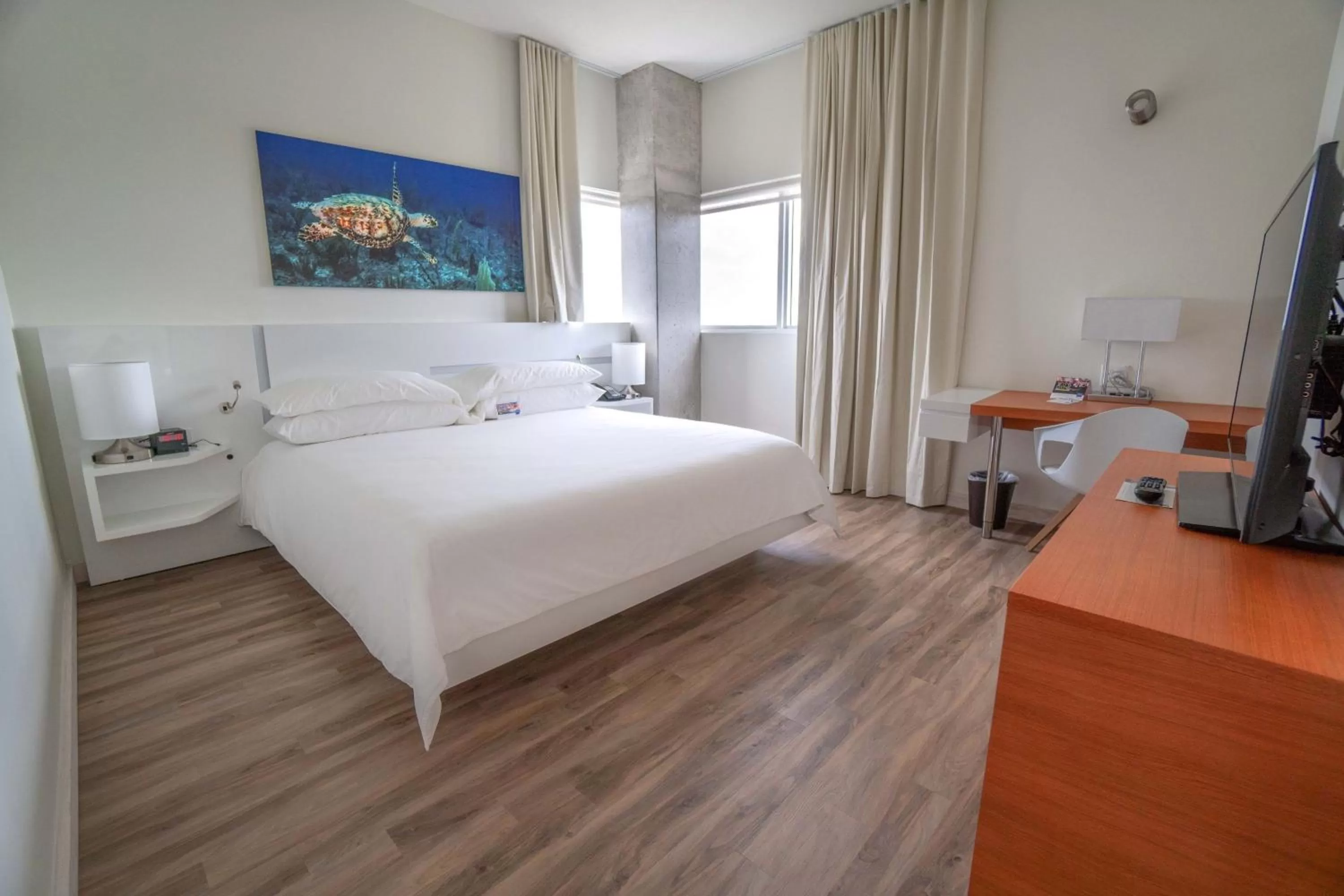 Photo of the whole room, Bed in Maritime Hotel Fort Lauderdale Airport & Cruiseport