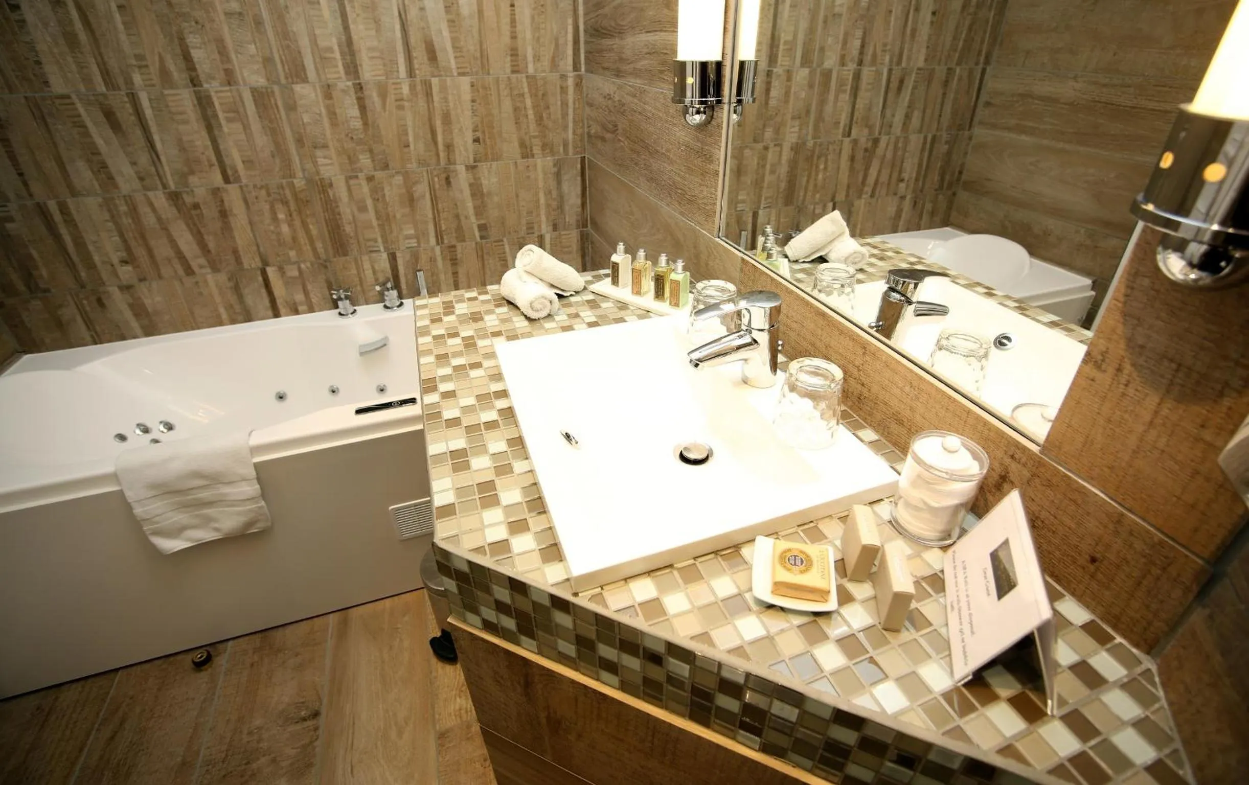 Hot Tub in Hôtel Relais Saint Jacques Paris