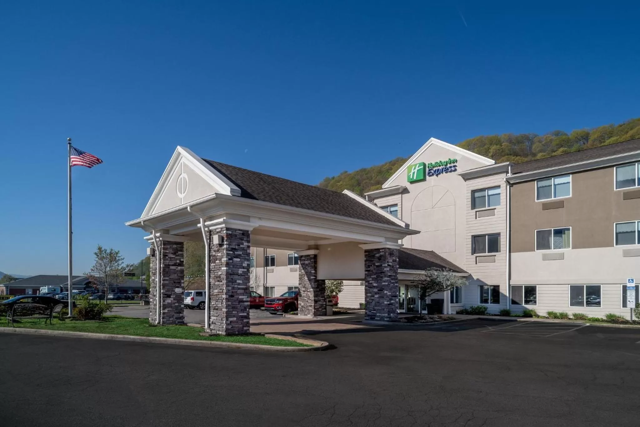 Property building in Holiday Inn Express - Charleston/Kanawha City by IHG