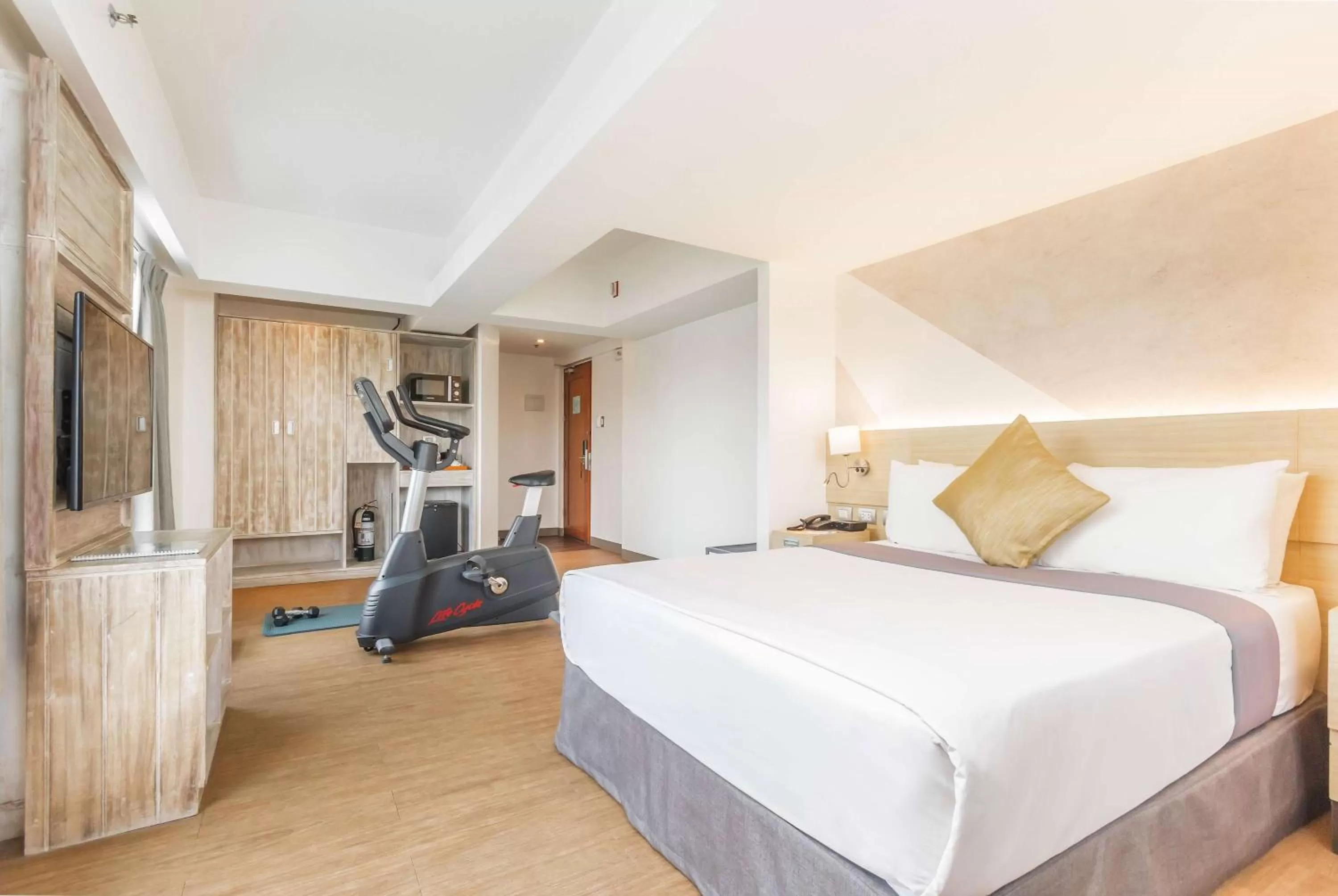 Photo of the whole room, Bed in TRYP by Wyndham Mall of Asia Manila