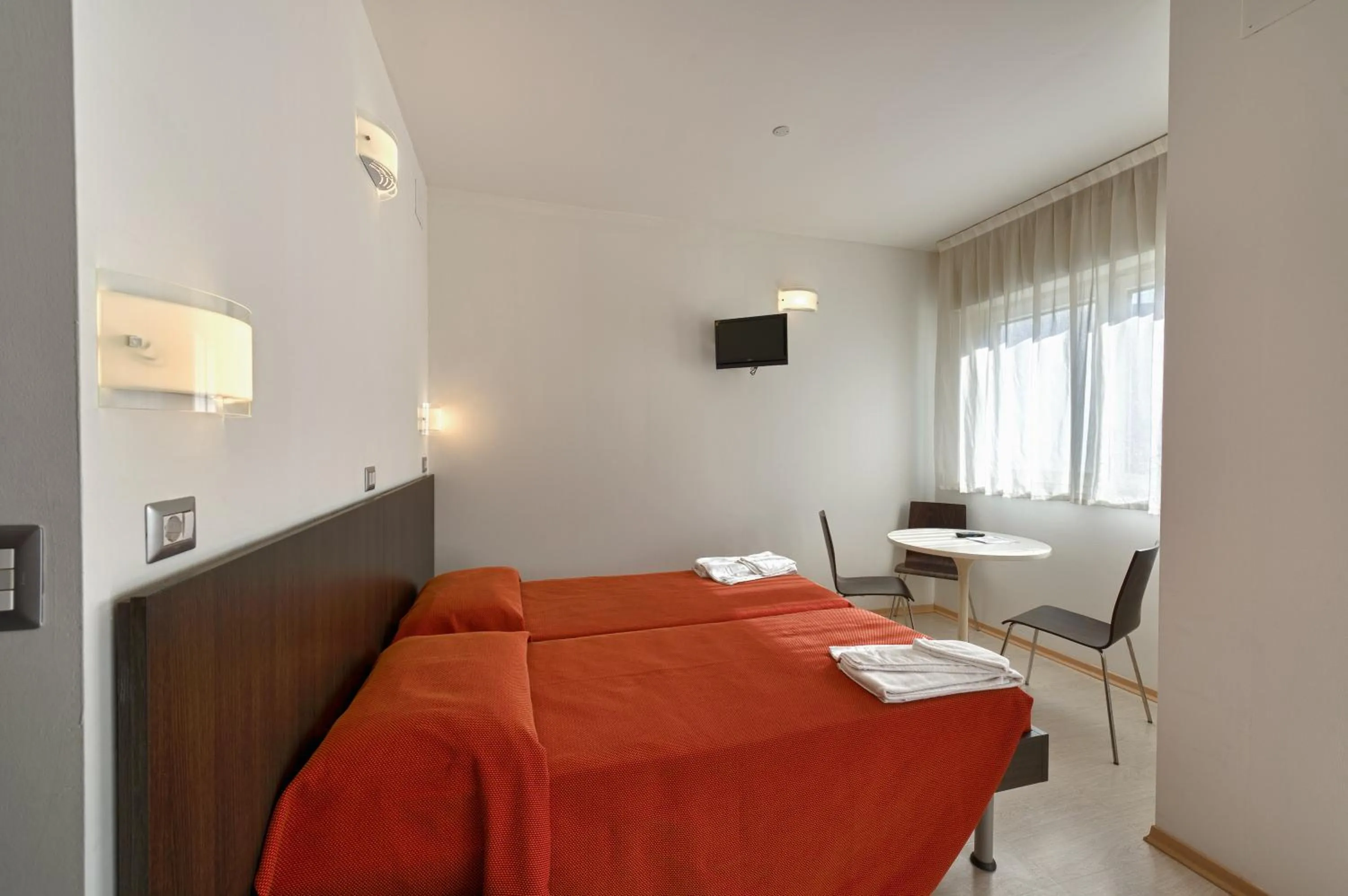 Photo of the whole room, Bed in Hotel Sharing