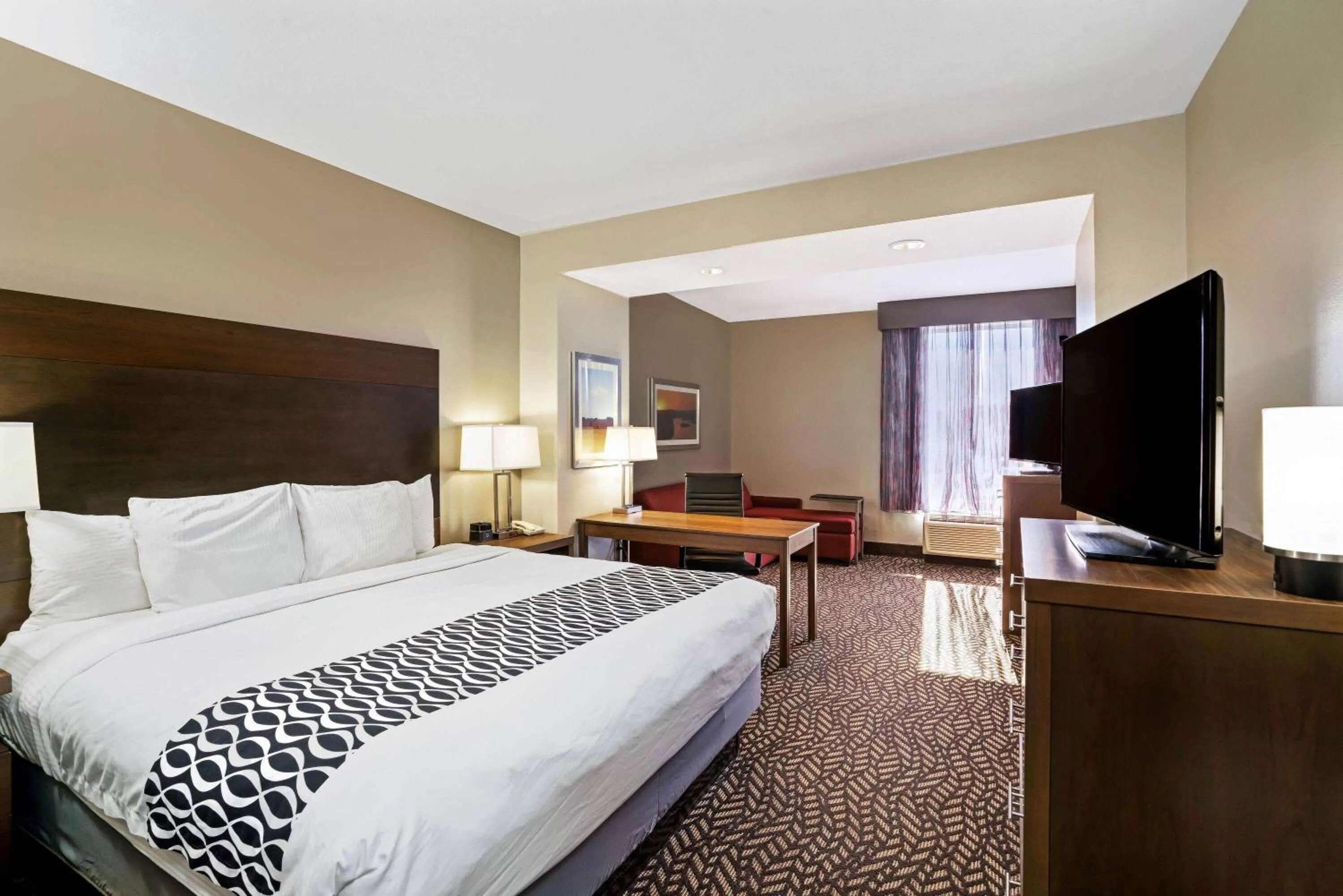 Photo of the whole room, Bed in La Quinta by Wyndham Tuscaloosa McFarland