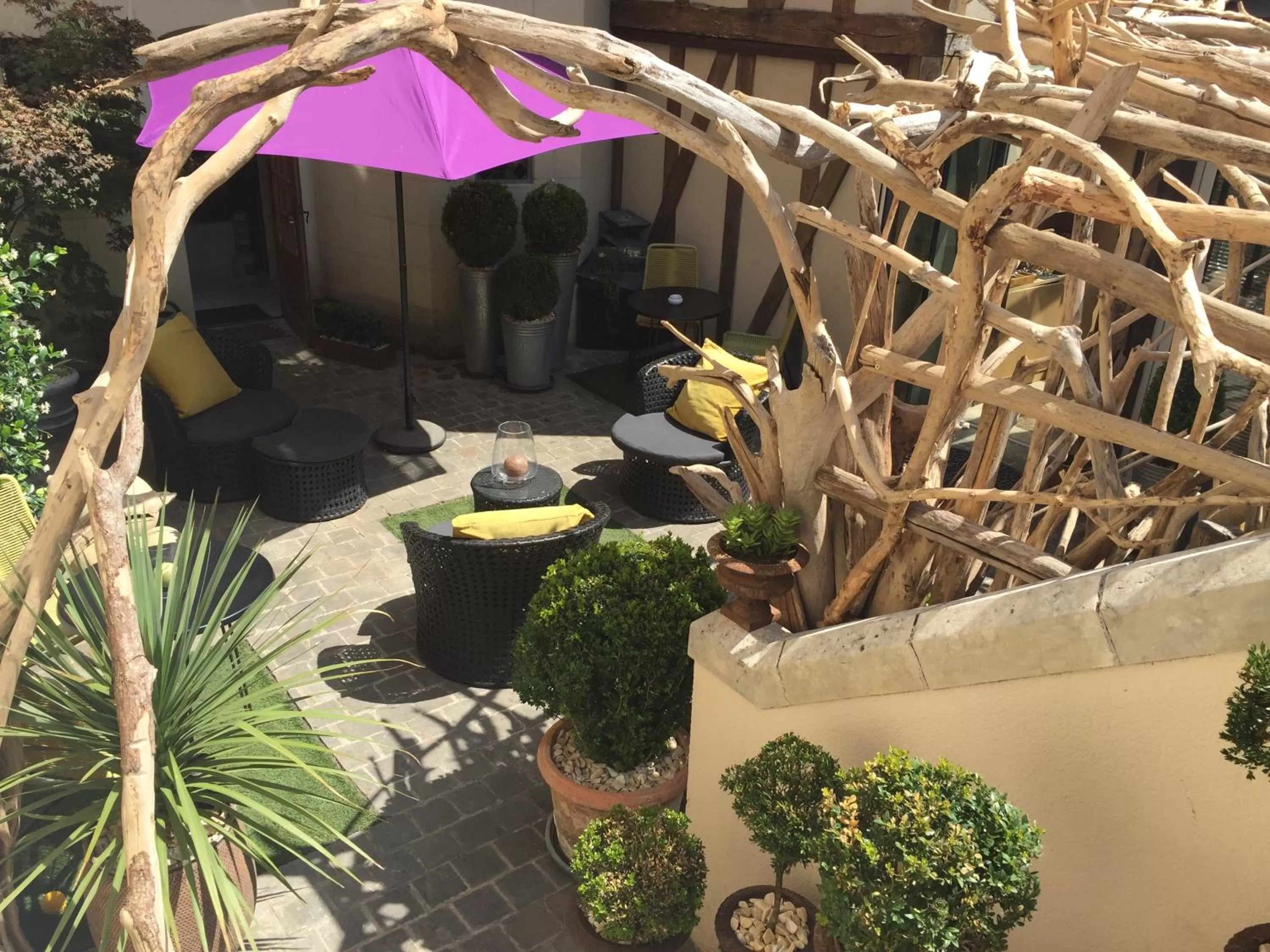 Patio in Hôtel Saint Pierre Boutique-Hôtel