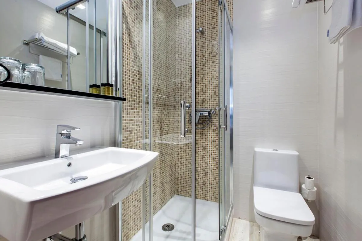 Shower in Hostal Castilla I Atocha