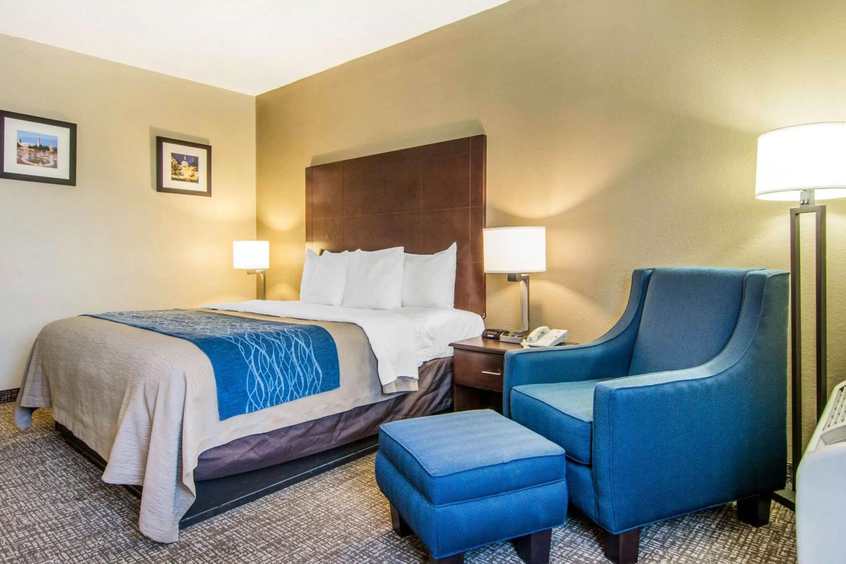 Photo of the whole room, Bed in Comfort Inn Atlanta Downtown South