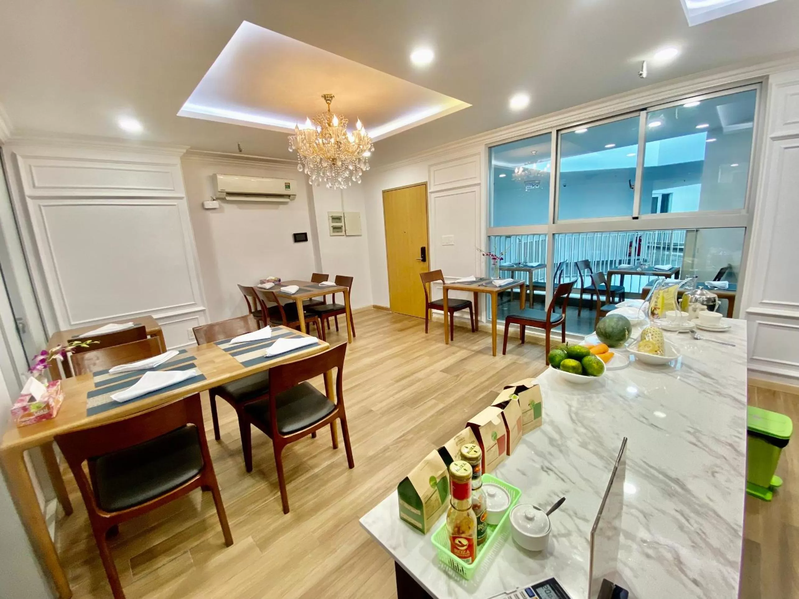 Restaurant/Places to Eat in Convinia Apartment