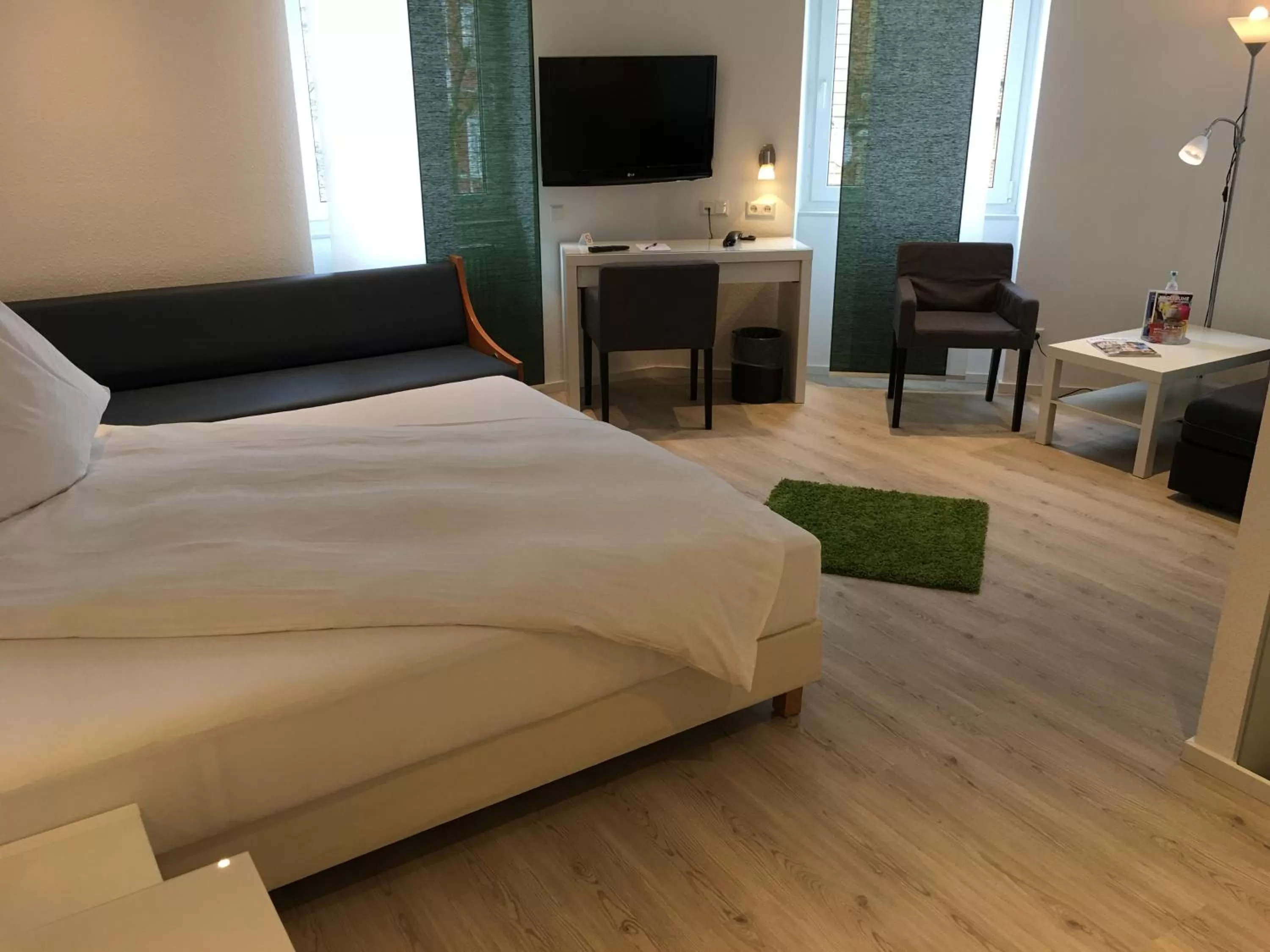 Photo of the whole room, Bed in Hotel Barbarossa Karlsruhe Stadtmitte