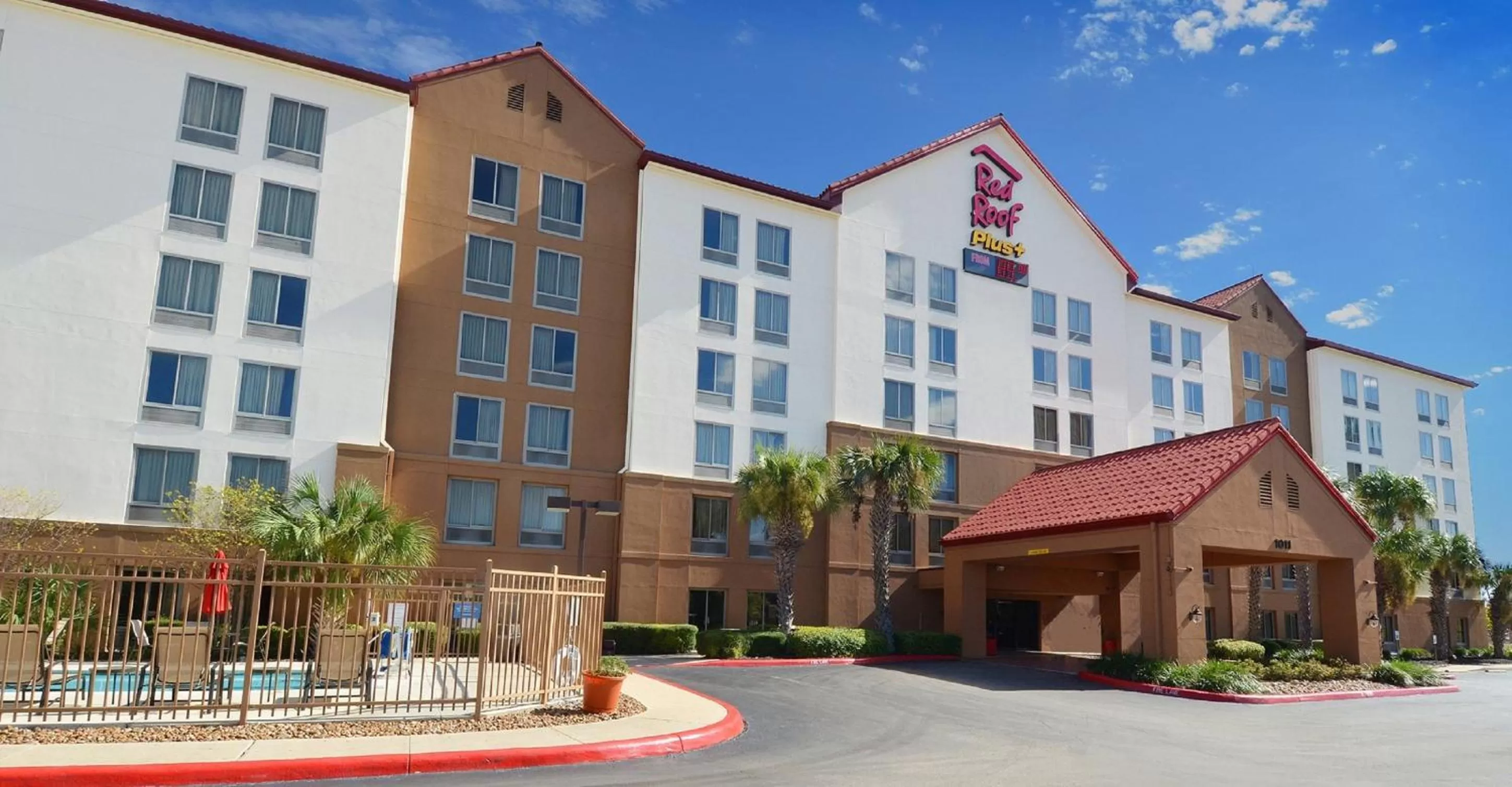 Property building in Red Roof Inn PLUS+ San Antonio Downtown - Riverwalk