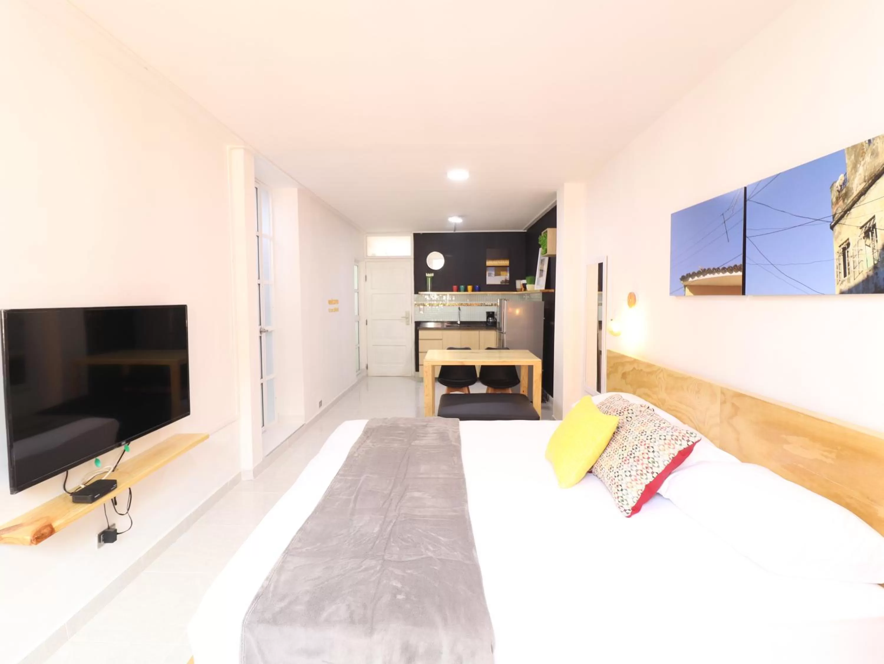 Bed, TV/Entertainment Center in 554 Apartments