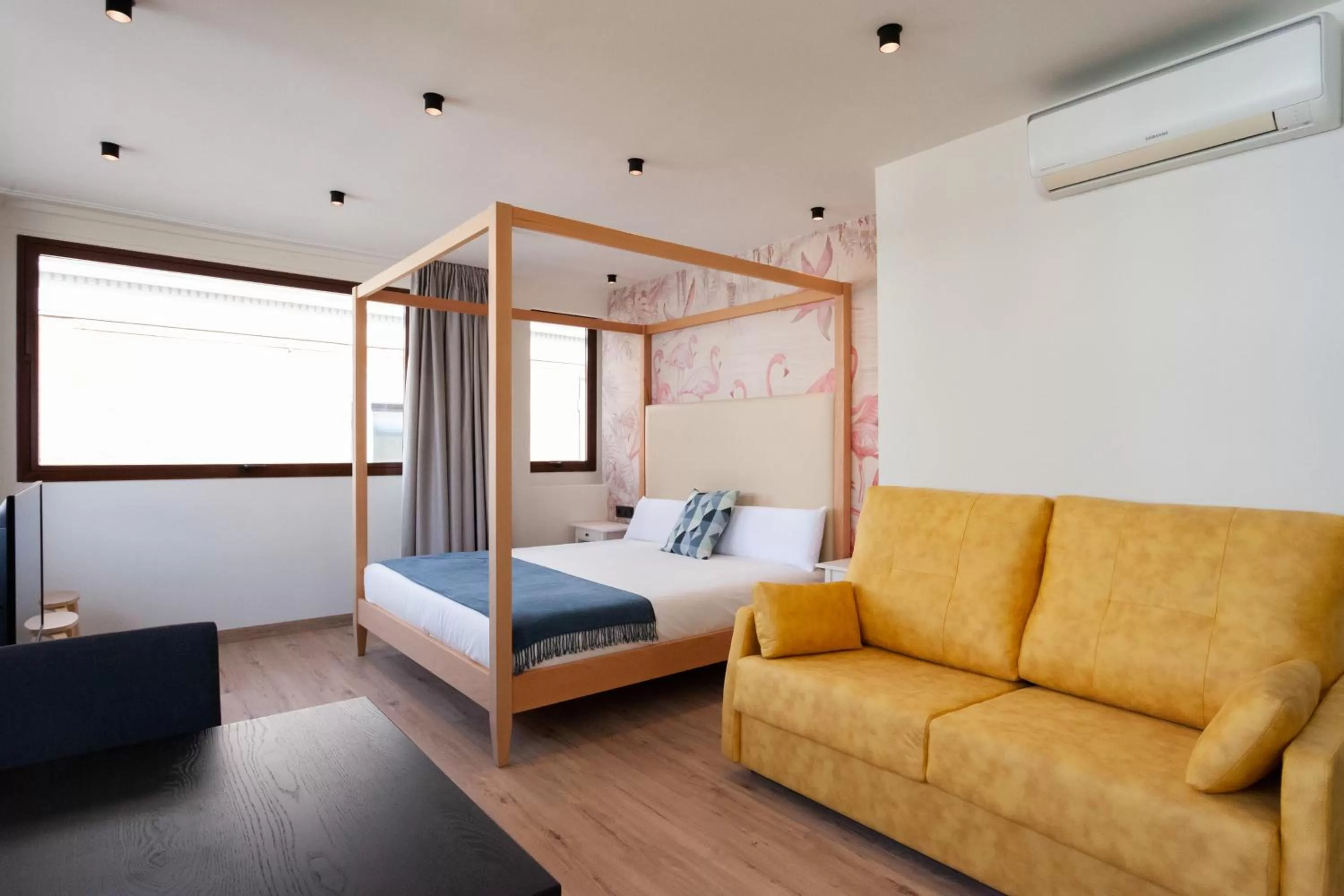 Photo of the whole room, Bed in Welldone Sierpes Boutique