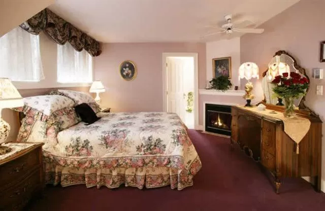 Bed in Amethyst Inn