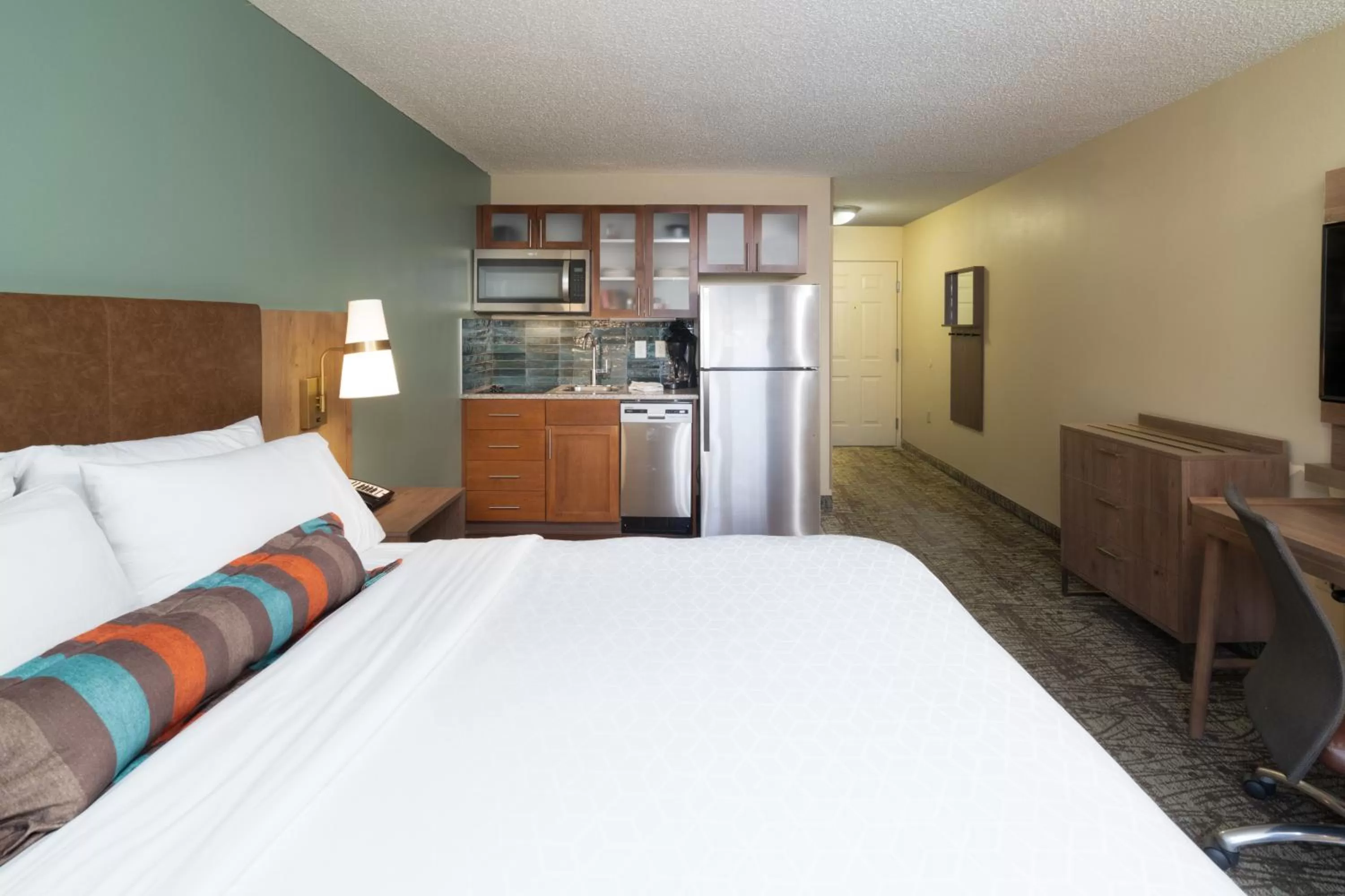 Bed in Staybridge Suites Memphis-Poplar Ave East by IHG