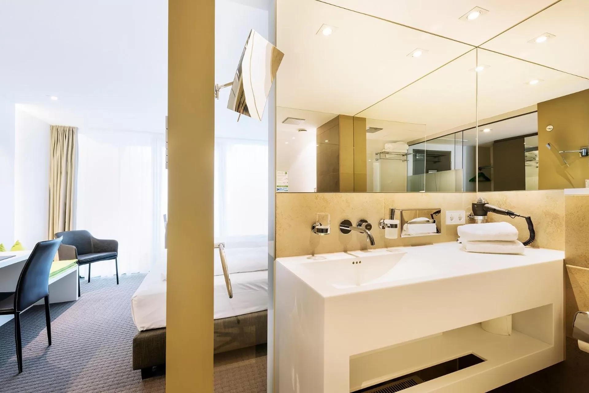 Bathroom, Bed in HGS³