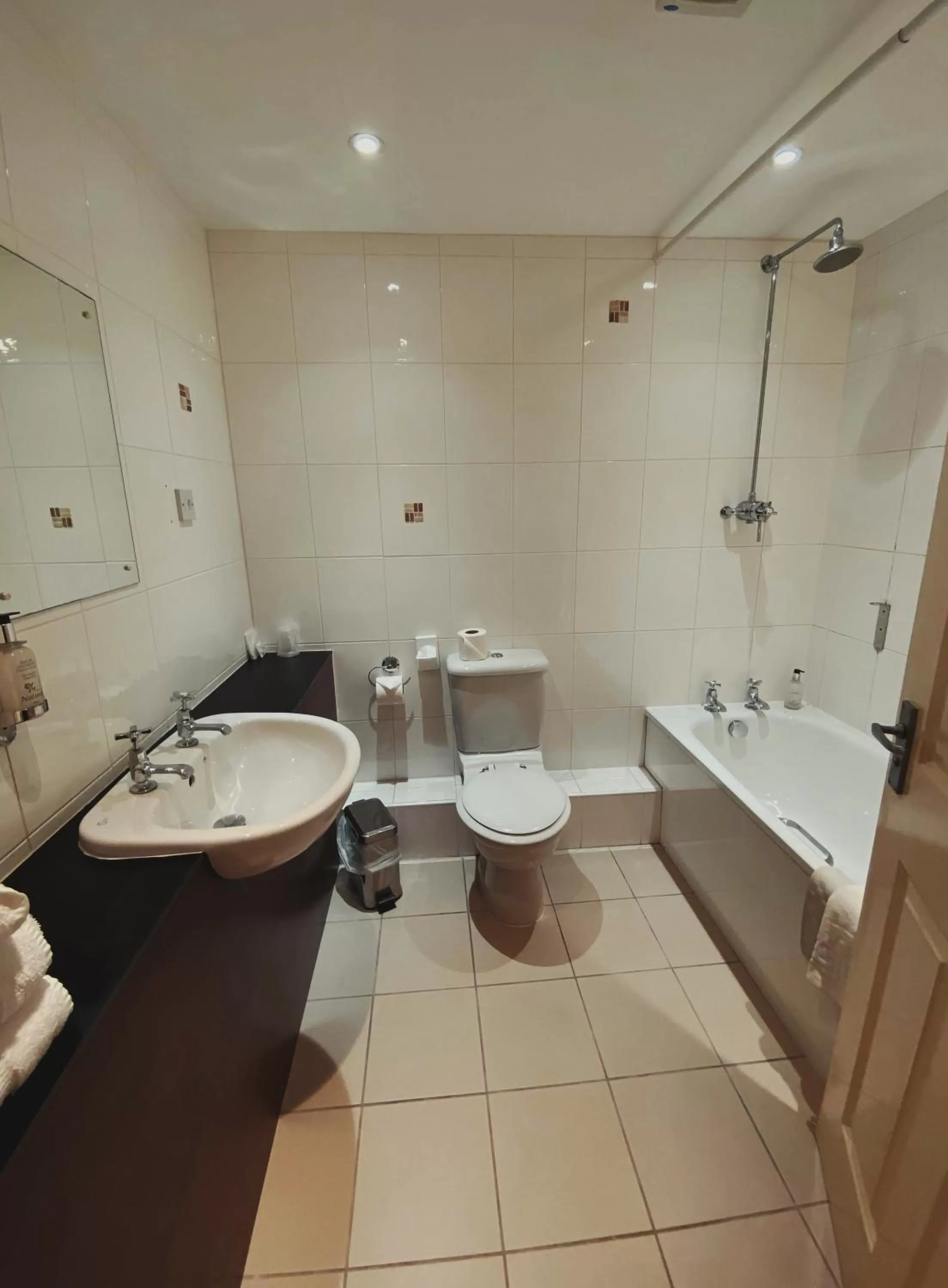 Shower in Cave Castle Hotel