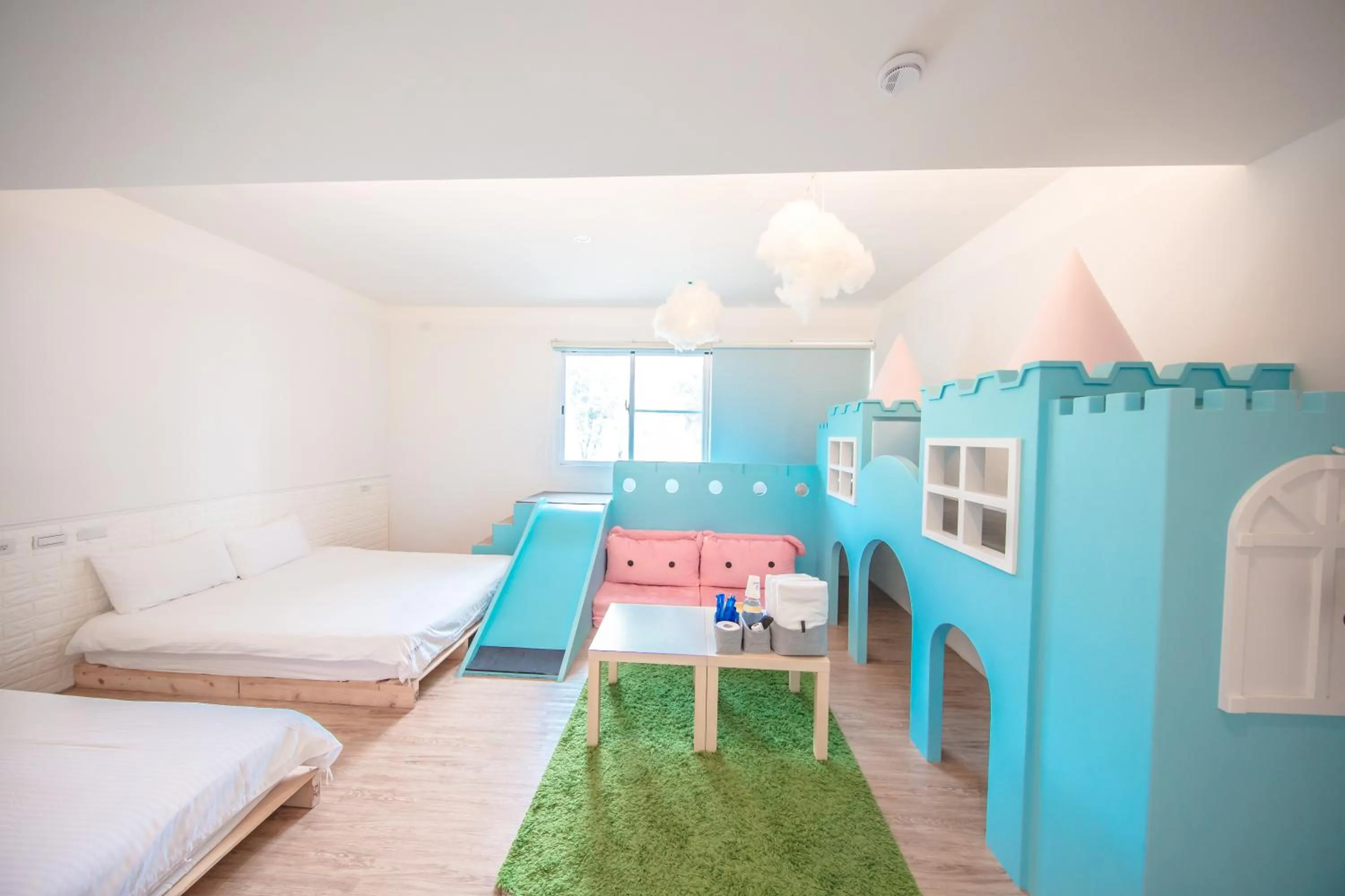 Photo of the whole room, Bed in Urban