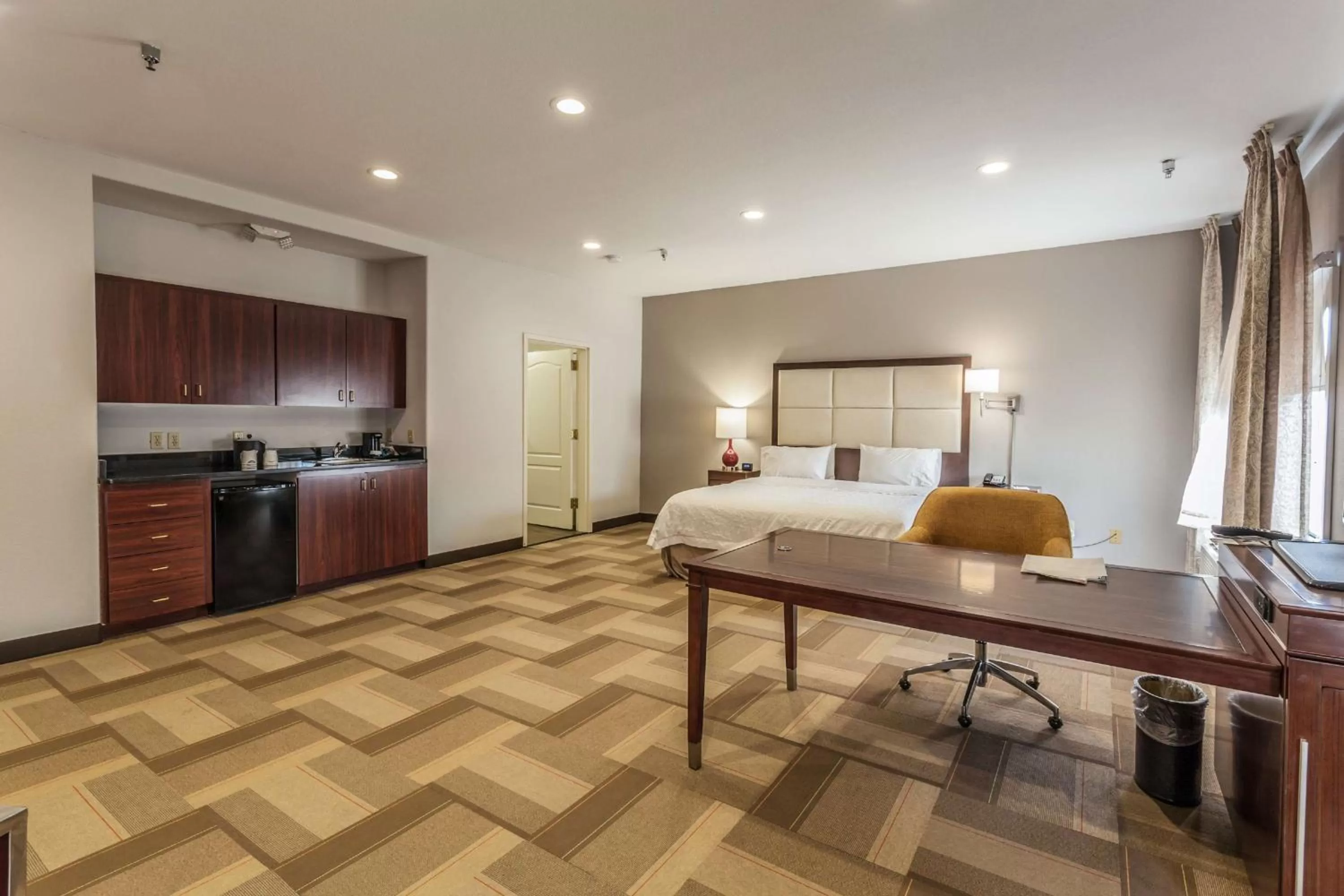 Kitchen or kitchenette, Bed in Hampton Inn Colorado Springs-Airport