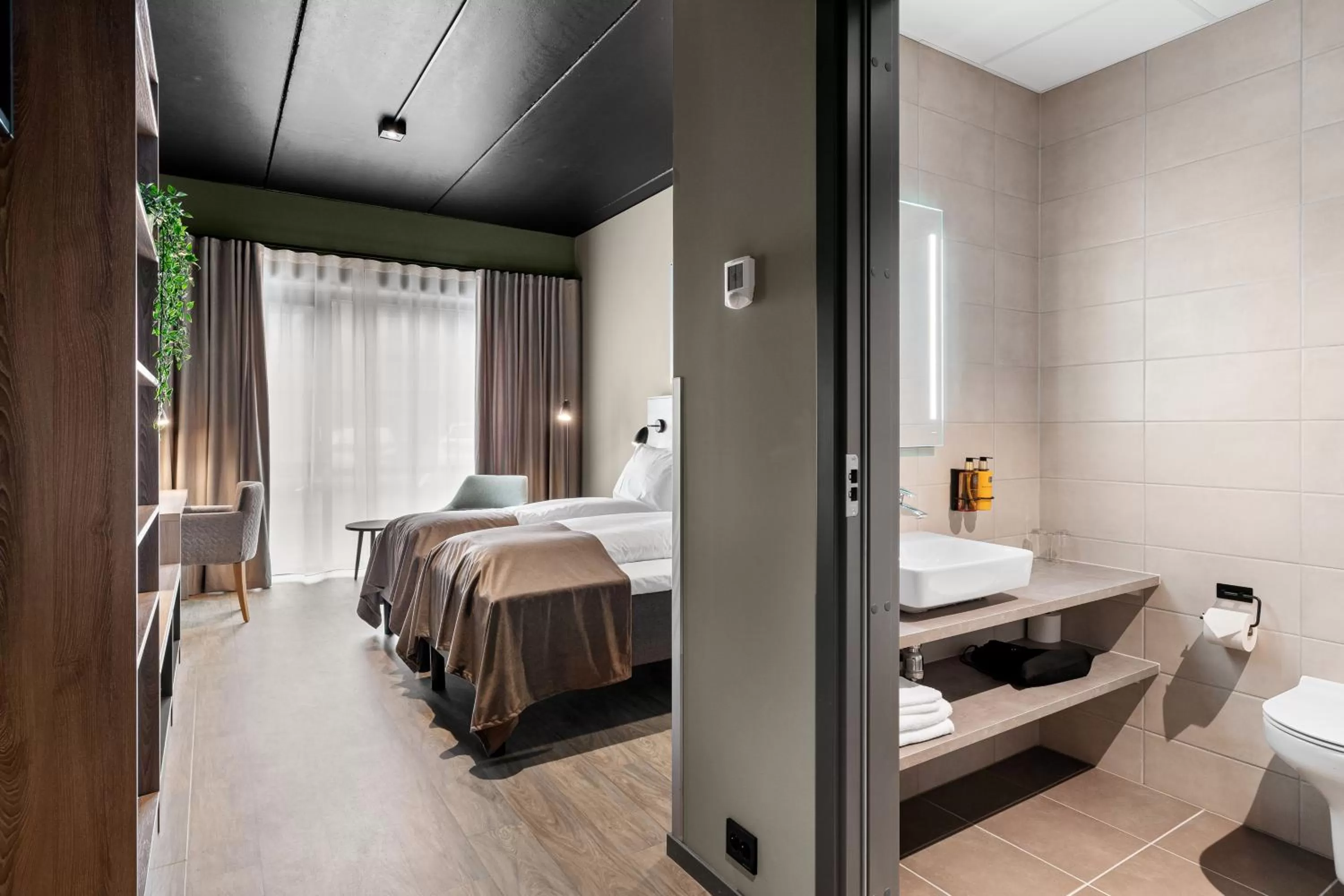 Toilet, Bed in Hotell Jæren