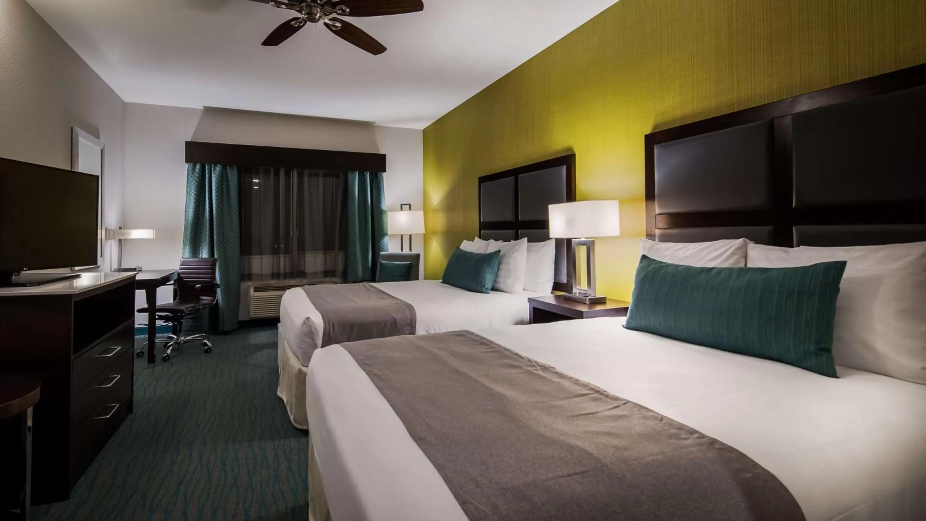 Queen Room with Two Queen Beds and Bath Tub - Disability Access in Best Western Plus Taft Inn