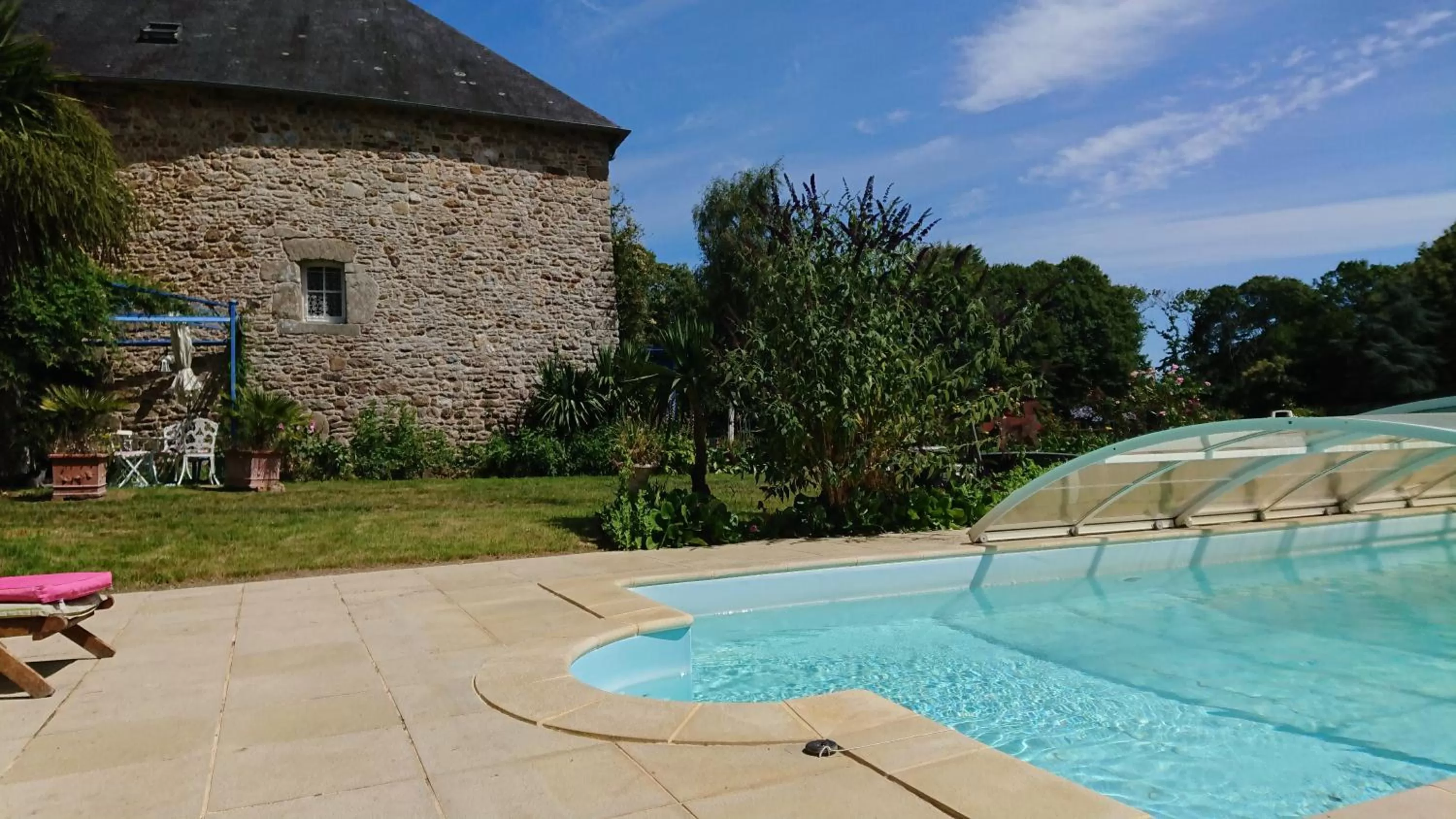 Swimming pool in Manoir de la Peignie