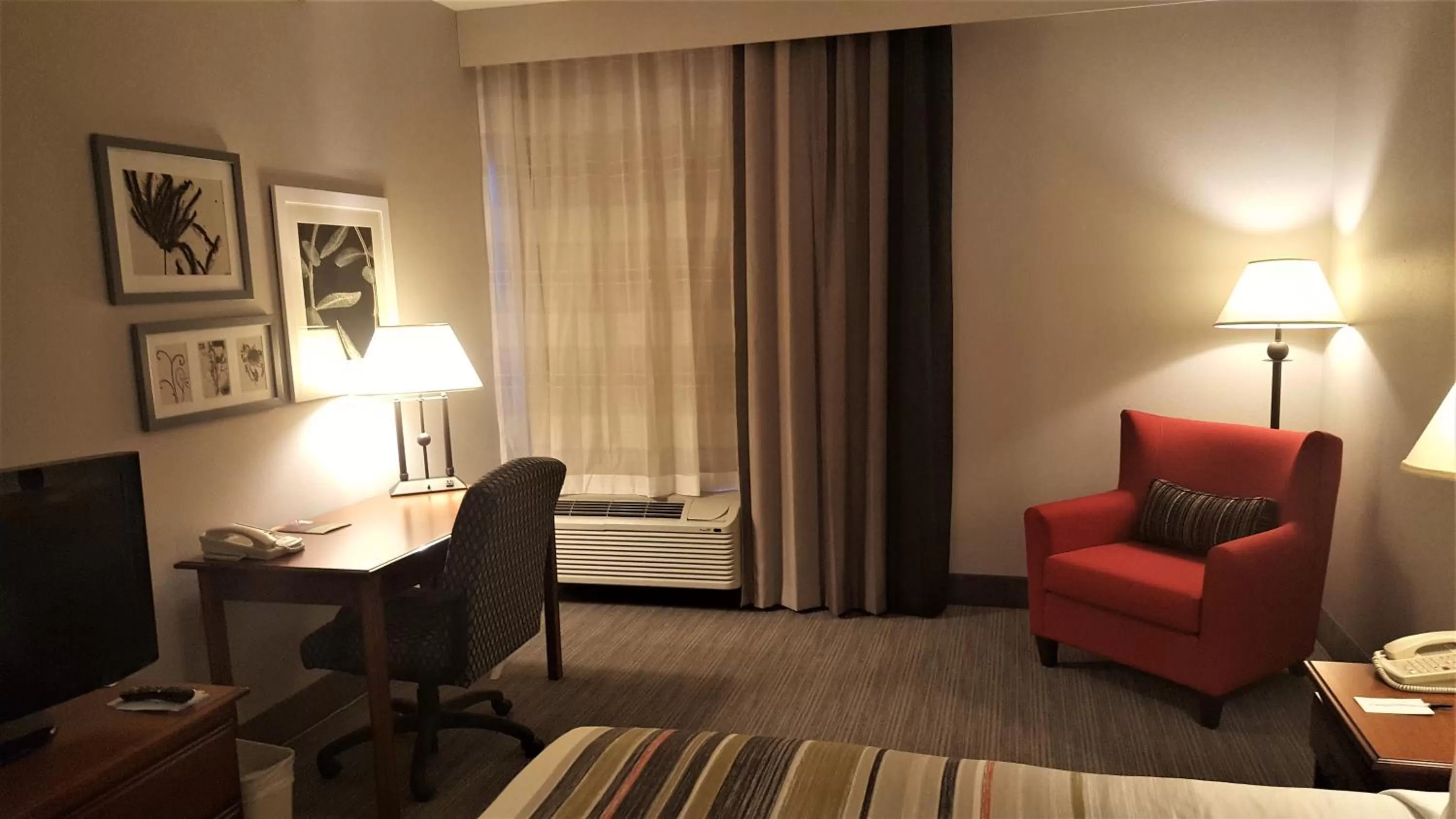 Seating area, Bed in Country Inn & Suites by Radisson, Bryant Little Rock , AR