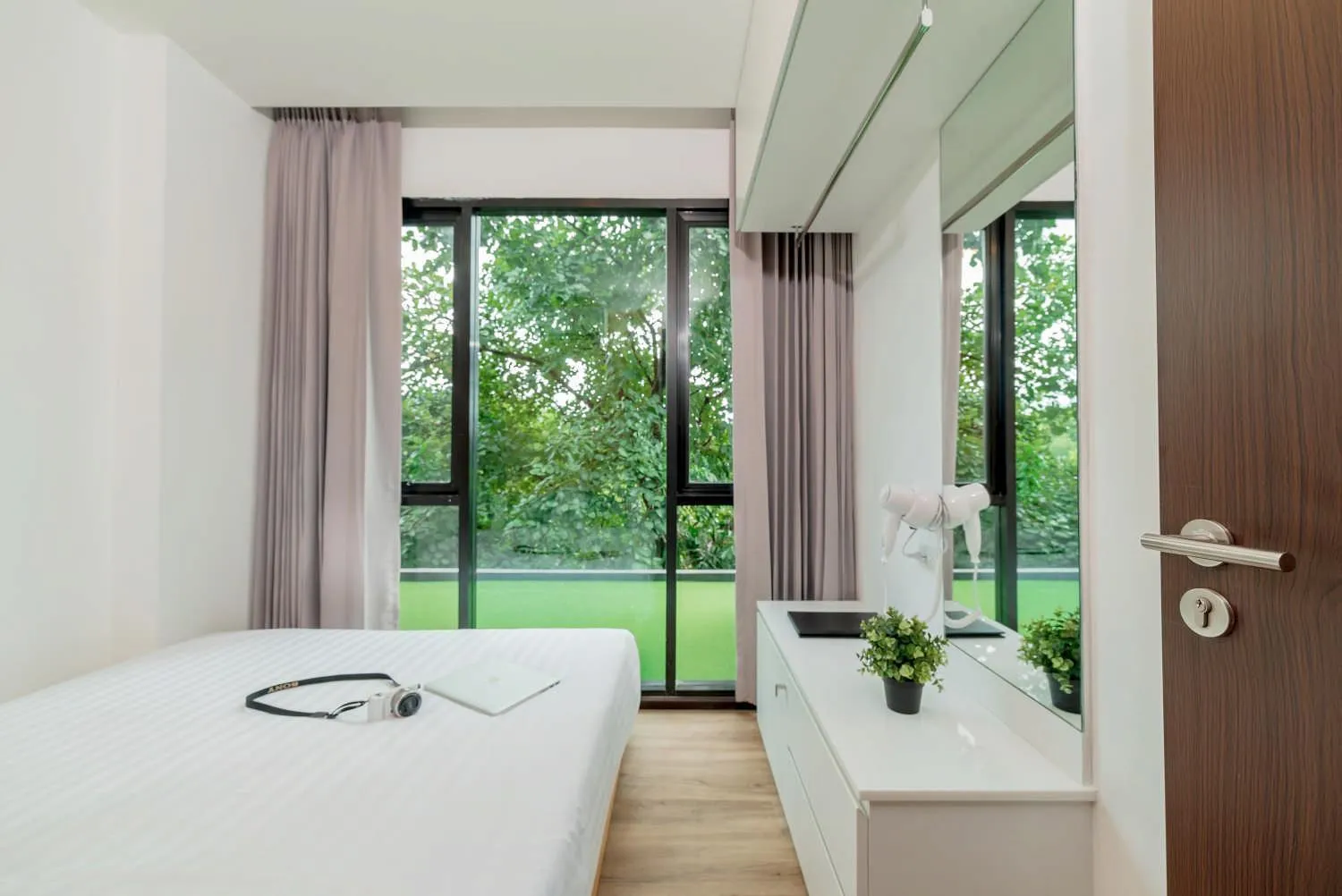 Photo of the whole room, Bed in Pause and Play Hotel