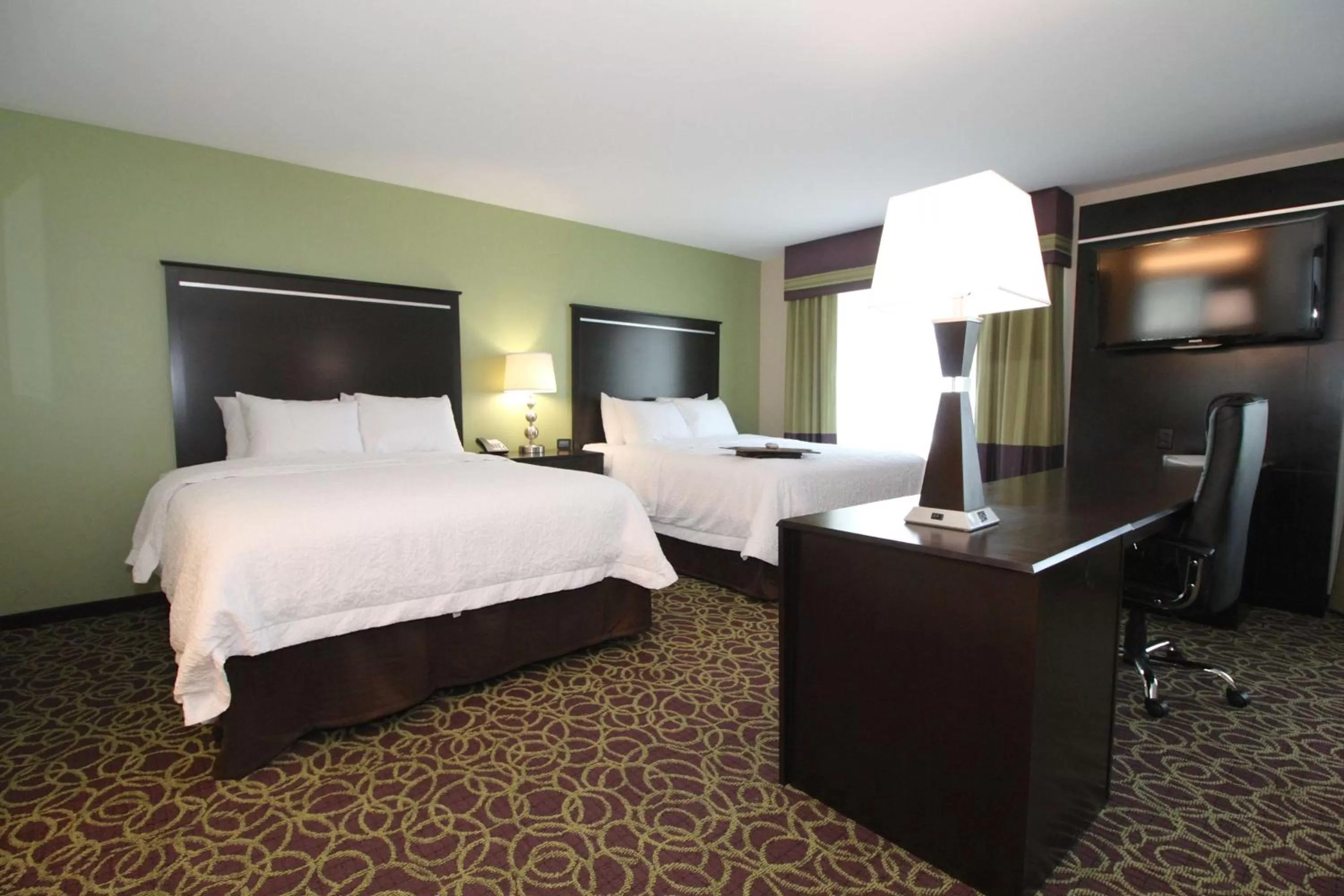 Bed in Hampton Inn and Suites Sandusky/Milan