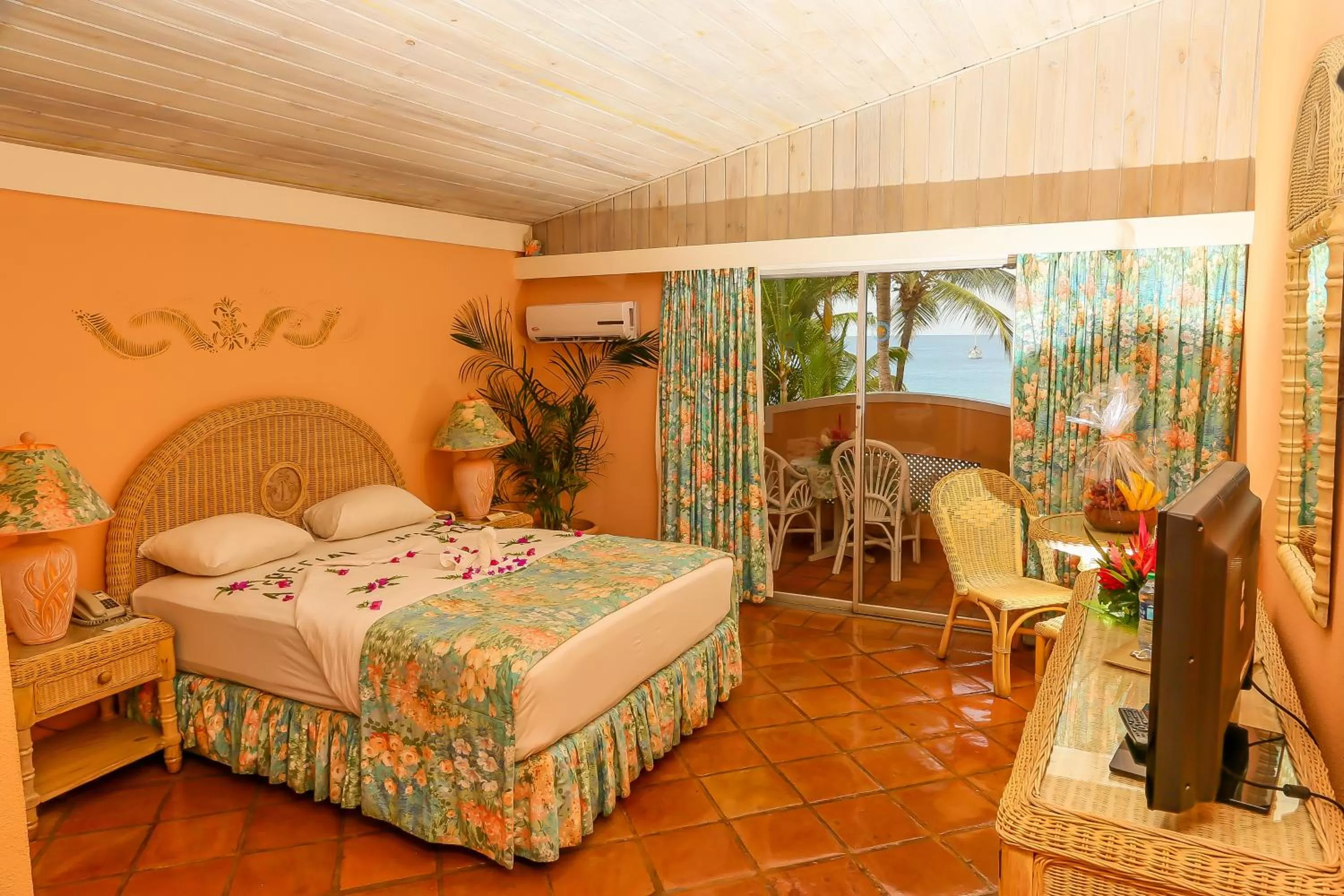 Photo of the whole room, Bed in Coco Reef Resort & Spa