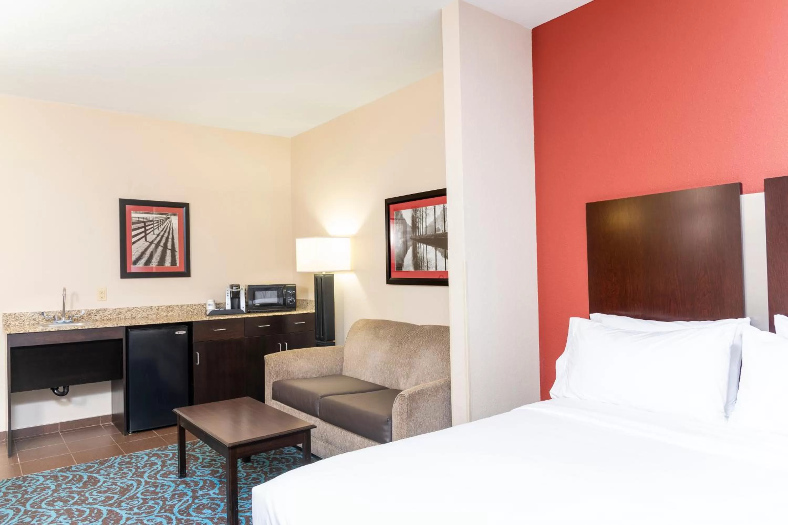 Photo of the whole room, Bed in Holiday Inn Express & Suites - New Philadelphia Southwest, an IHG Hotel