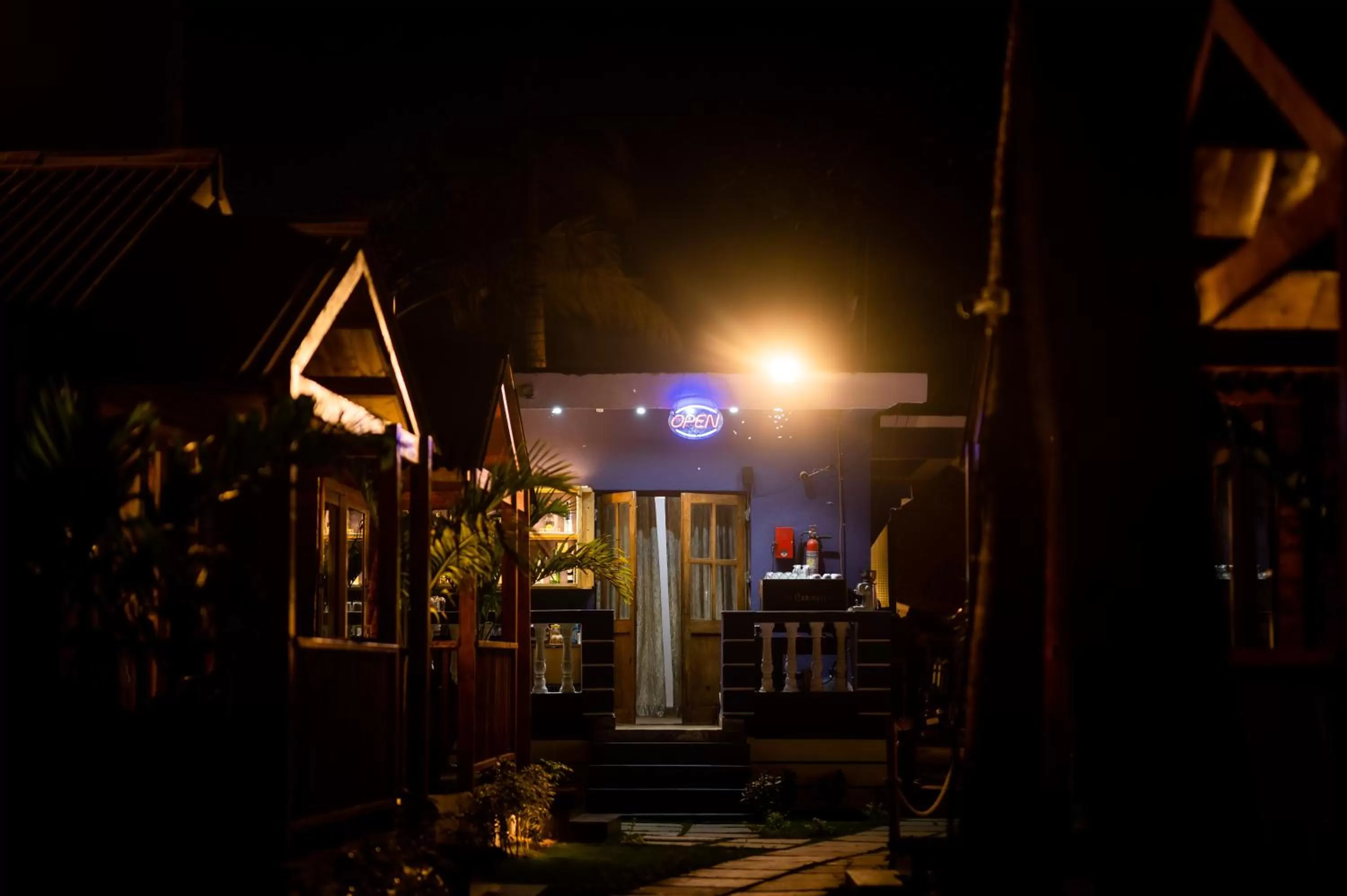 Lounge or bar in Tranquill Riverside Luxury Cottages With Bathtub, Candolim