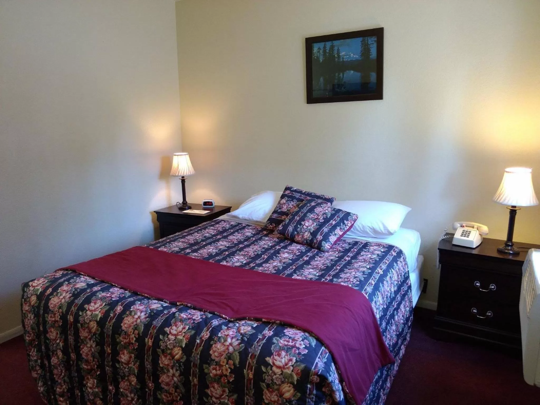 Bed in Travelers Motel