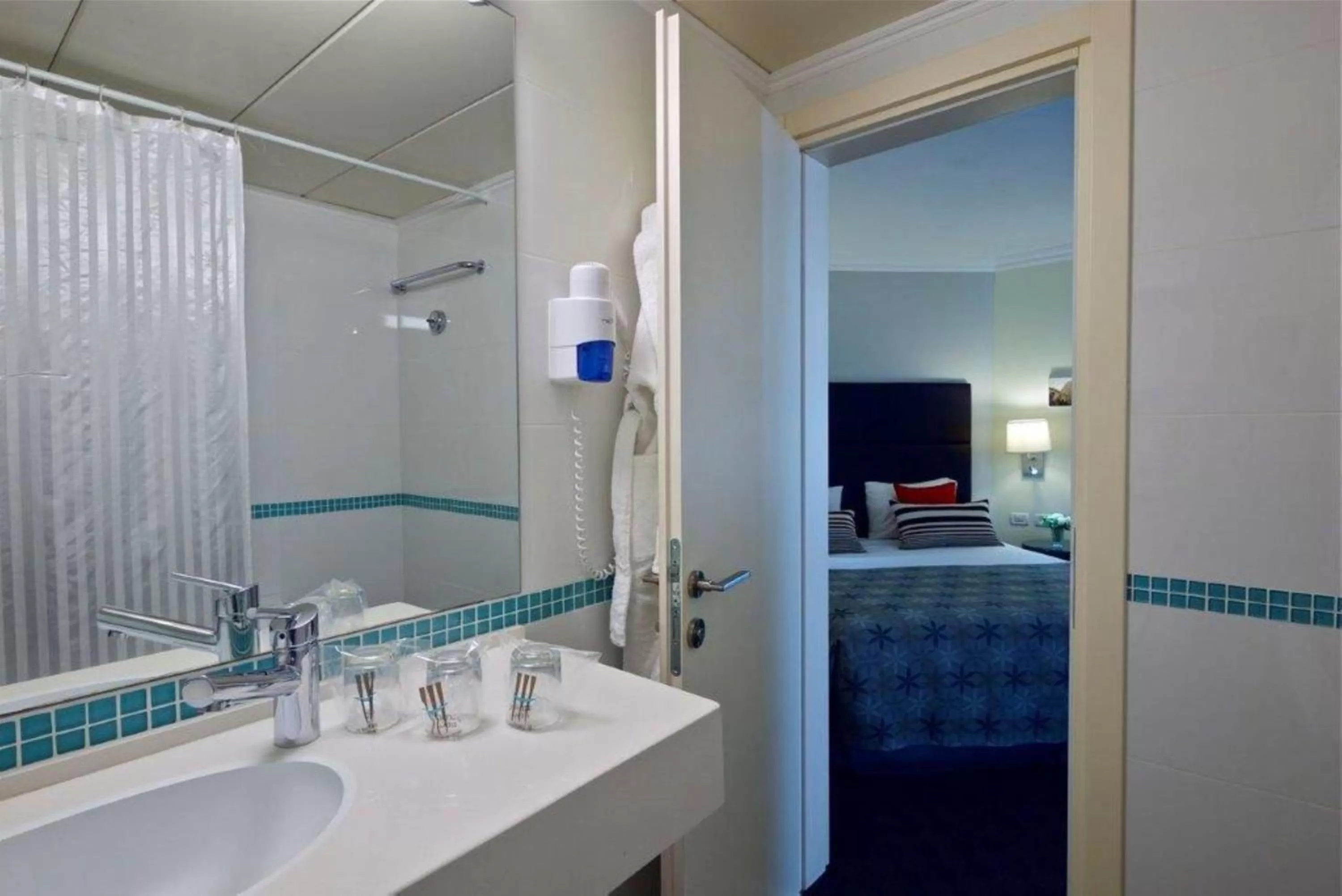 Bathroom, Bed in Metropolitan Hotel