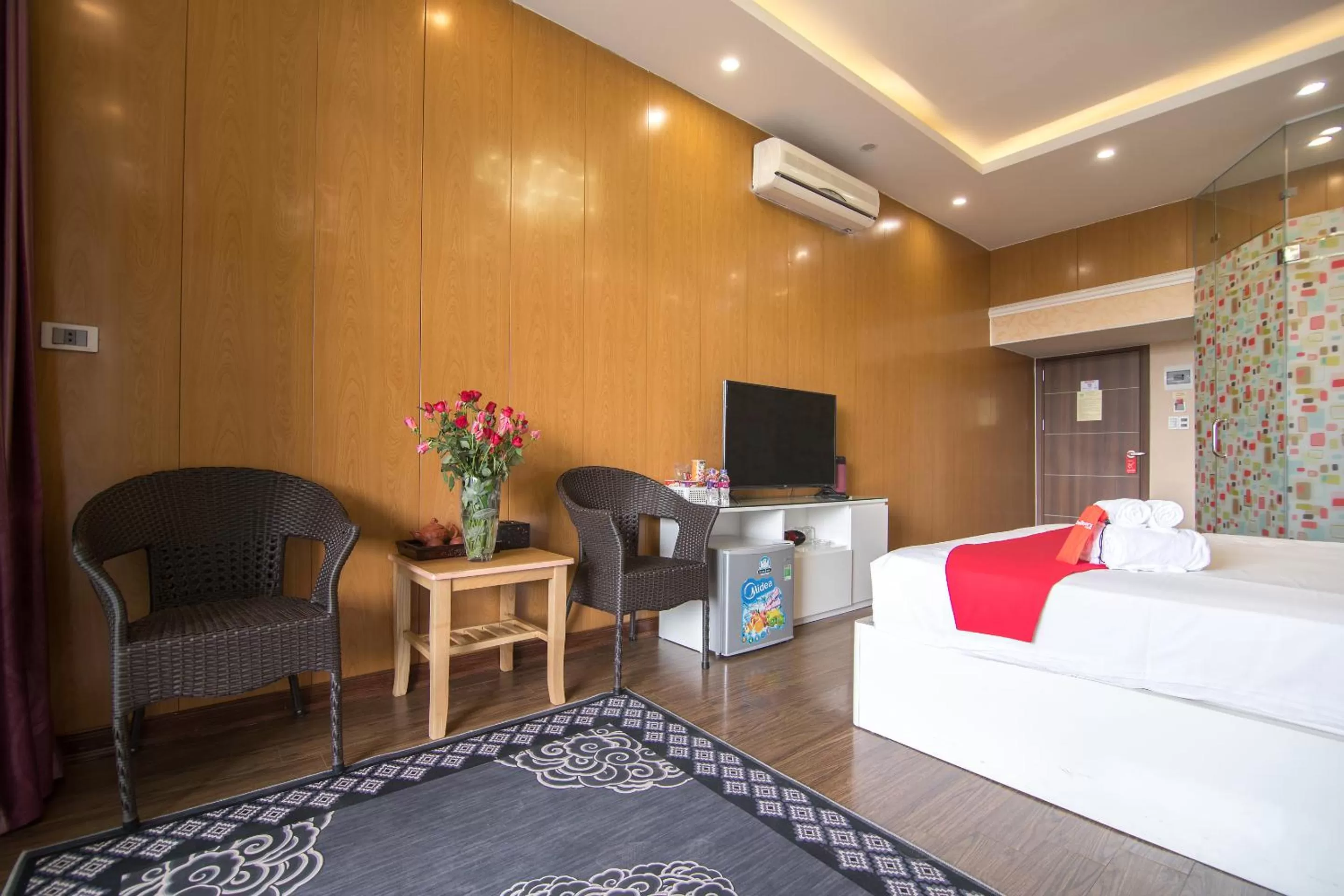 Living room, Bed in The Royal Hotel Near West Lake