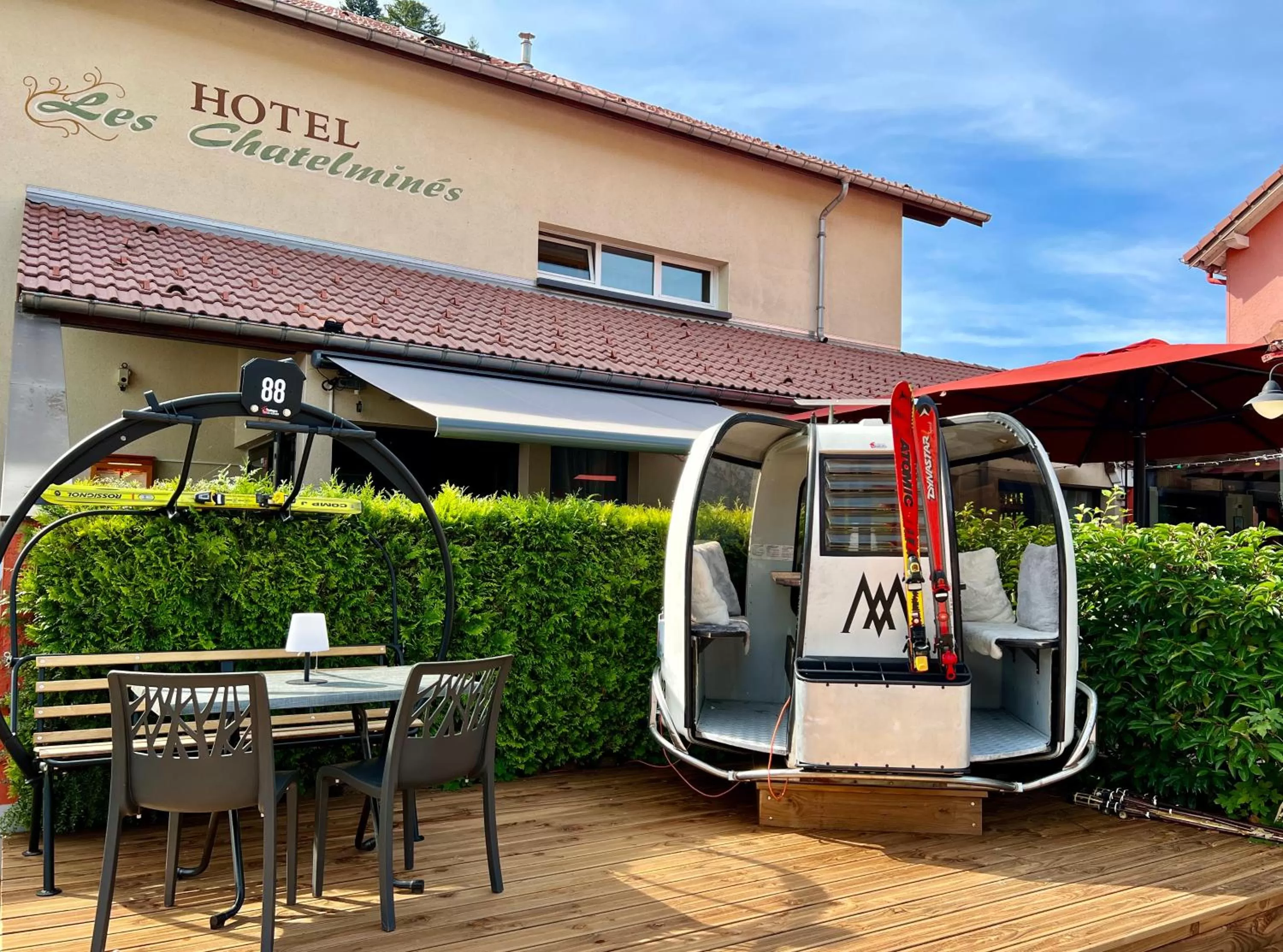 Patio in LOGIS HÔTEL, CHALETS et RESTAURANT LES CHATELMINÉS