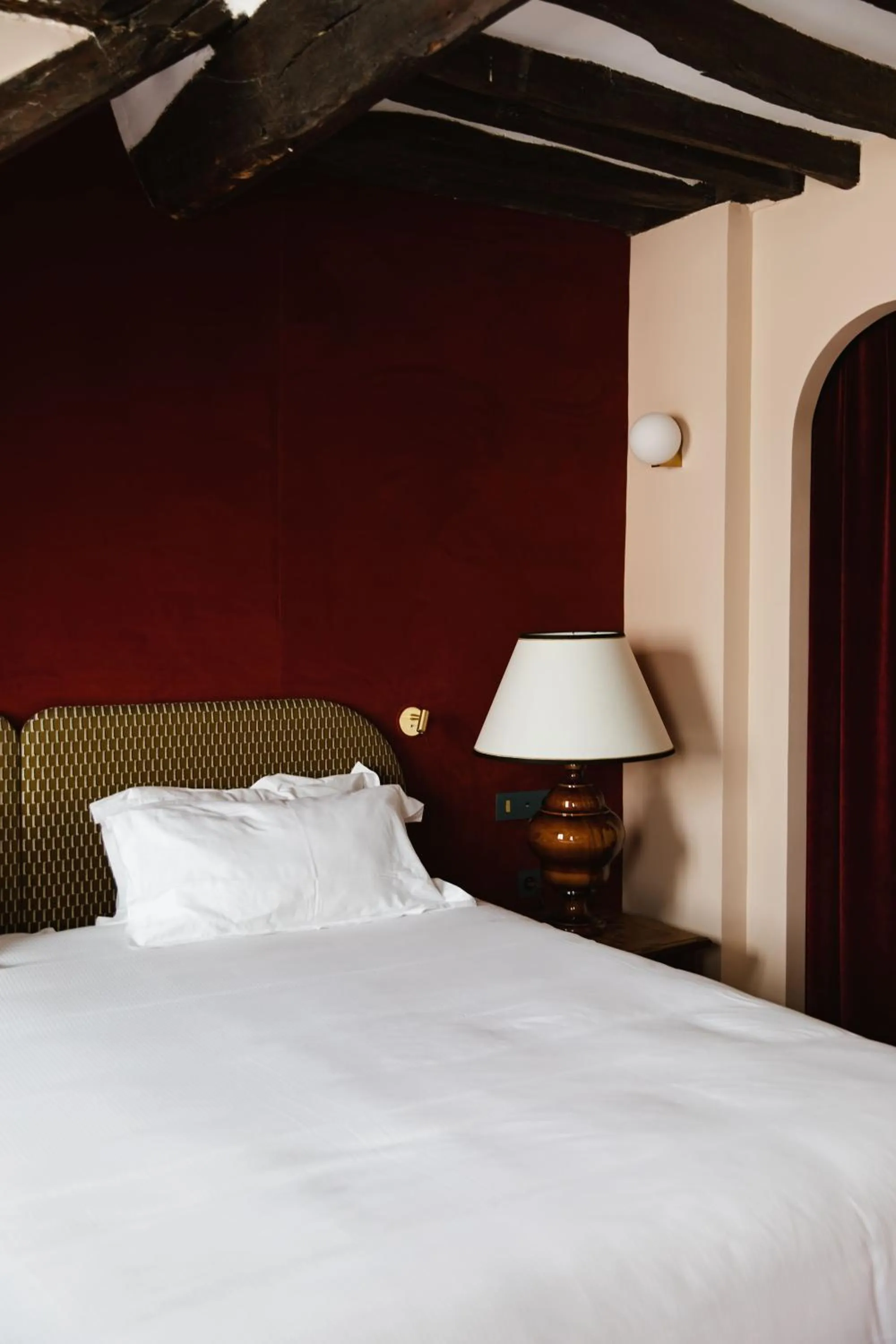 Bed in Hotel L de Lutece - Notre-Dame