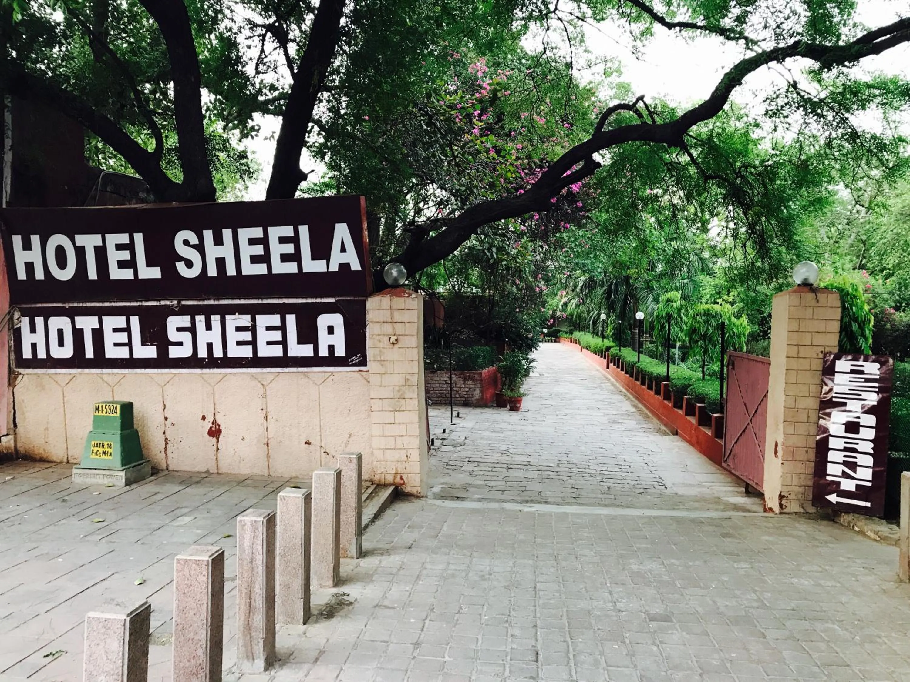 Facade/entrance in Hotel Sheela, 100m from Taj Mahal