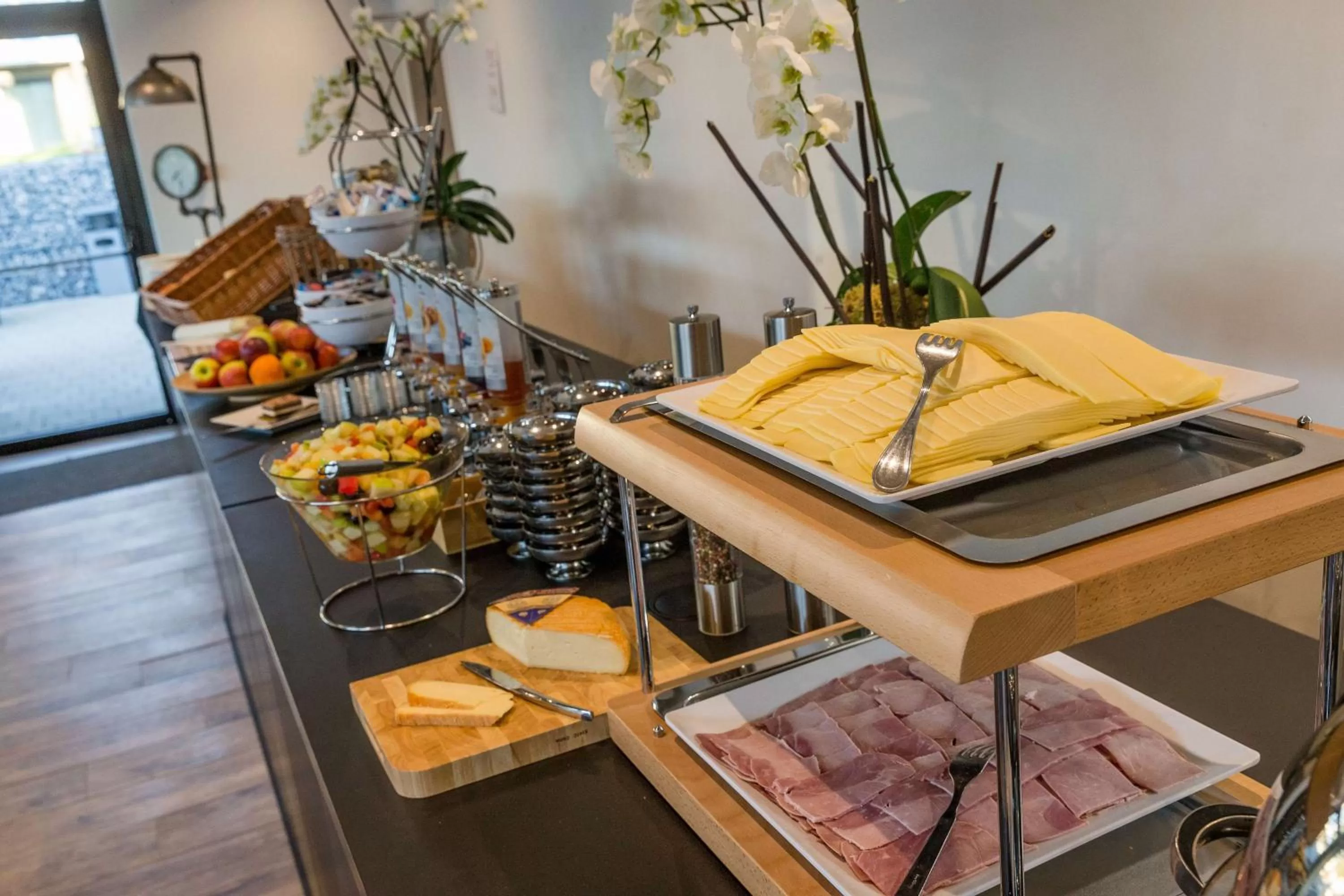 Restaurant/places to eat in Golden Lakes Hotel