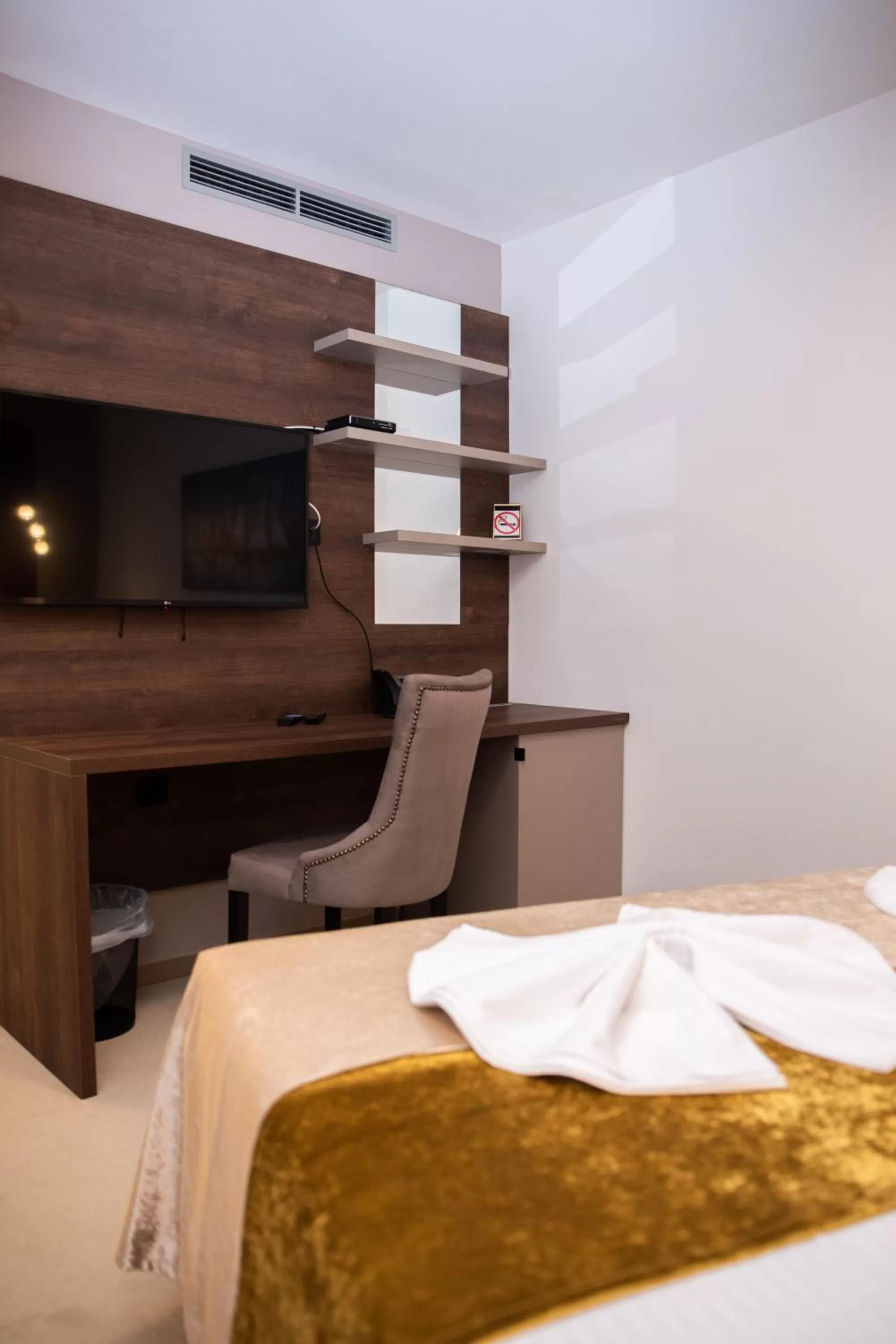 Animals, Bed in Hotel Meduza