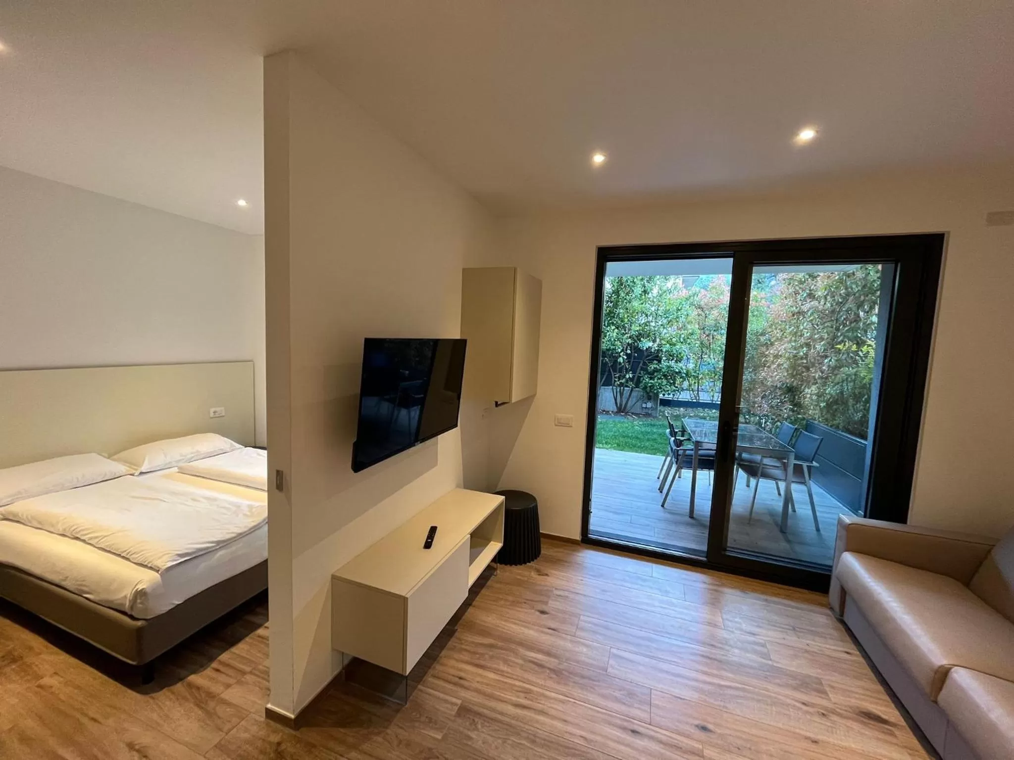 Living room, Bed in Riva Lake Lodge