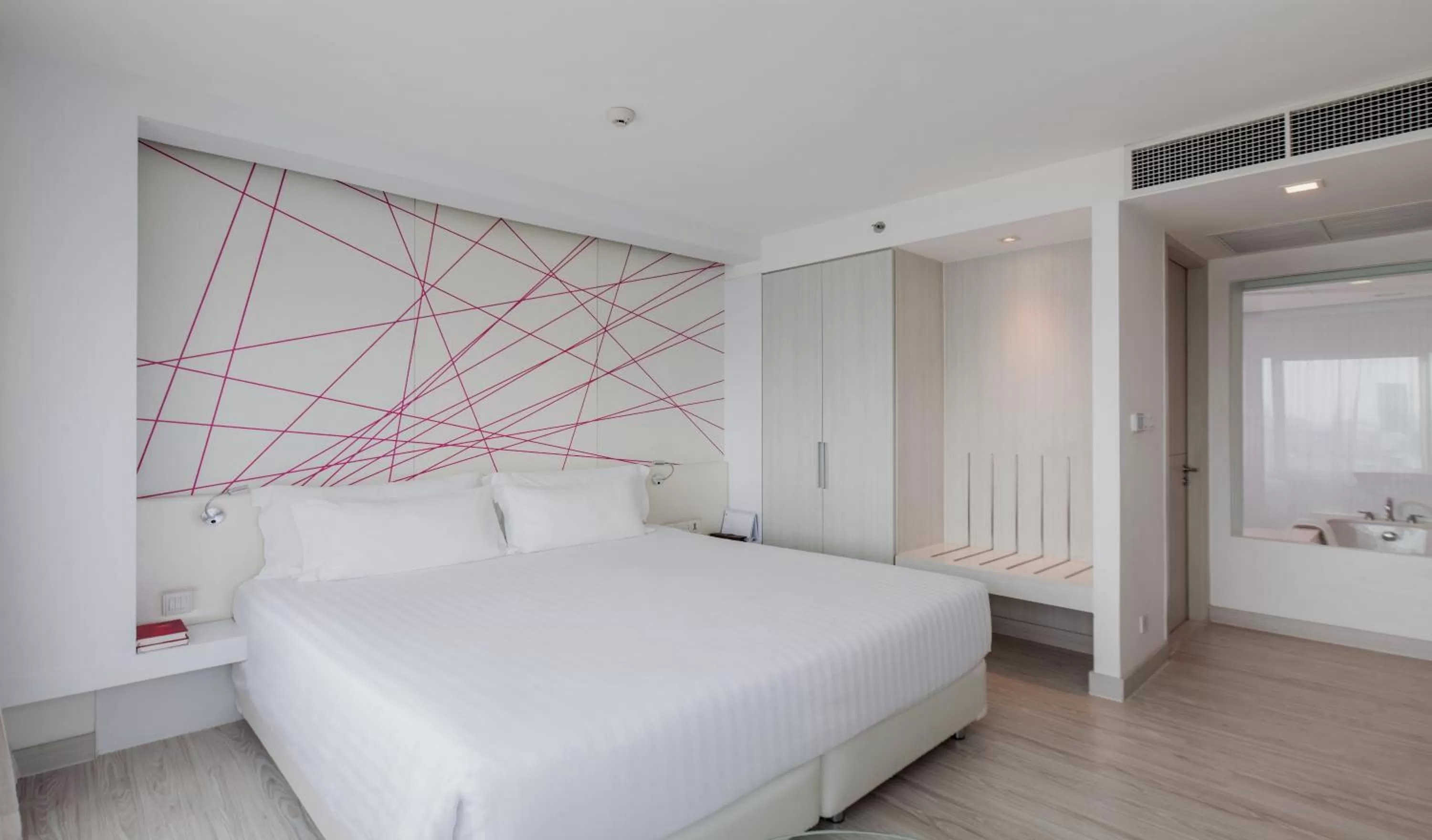 Photo of the whole room, Bed in Centara Watergate Pavilion Hotel Bangkok