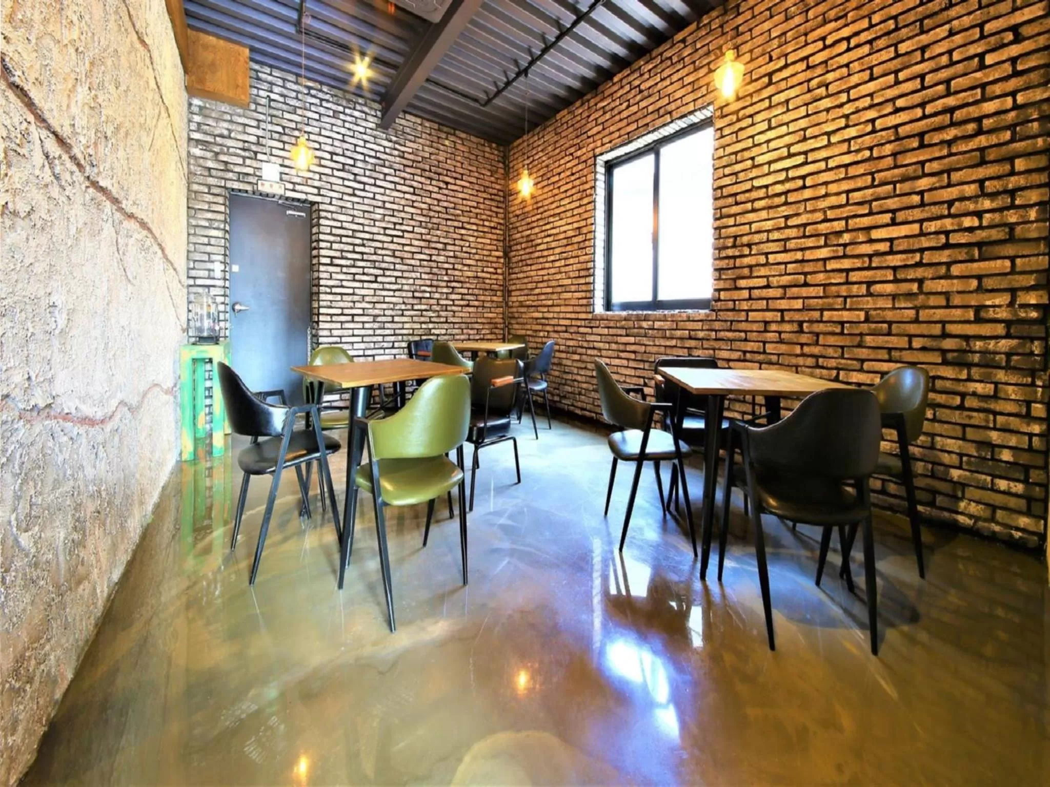 Restaurant/places to eat in Elysee Hotel