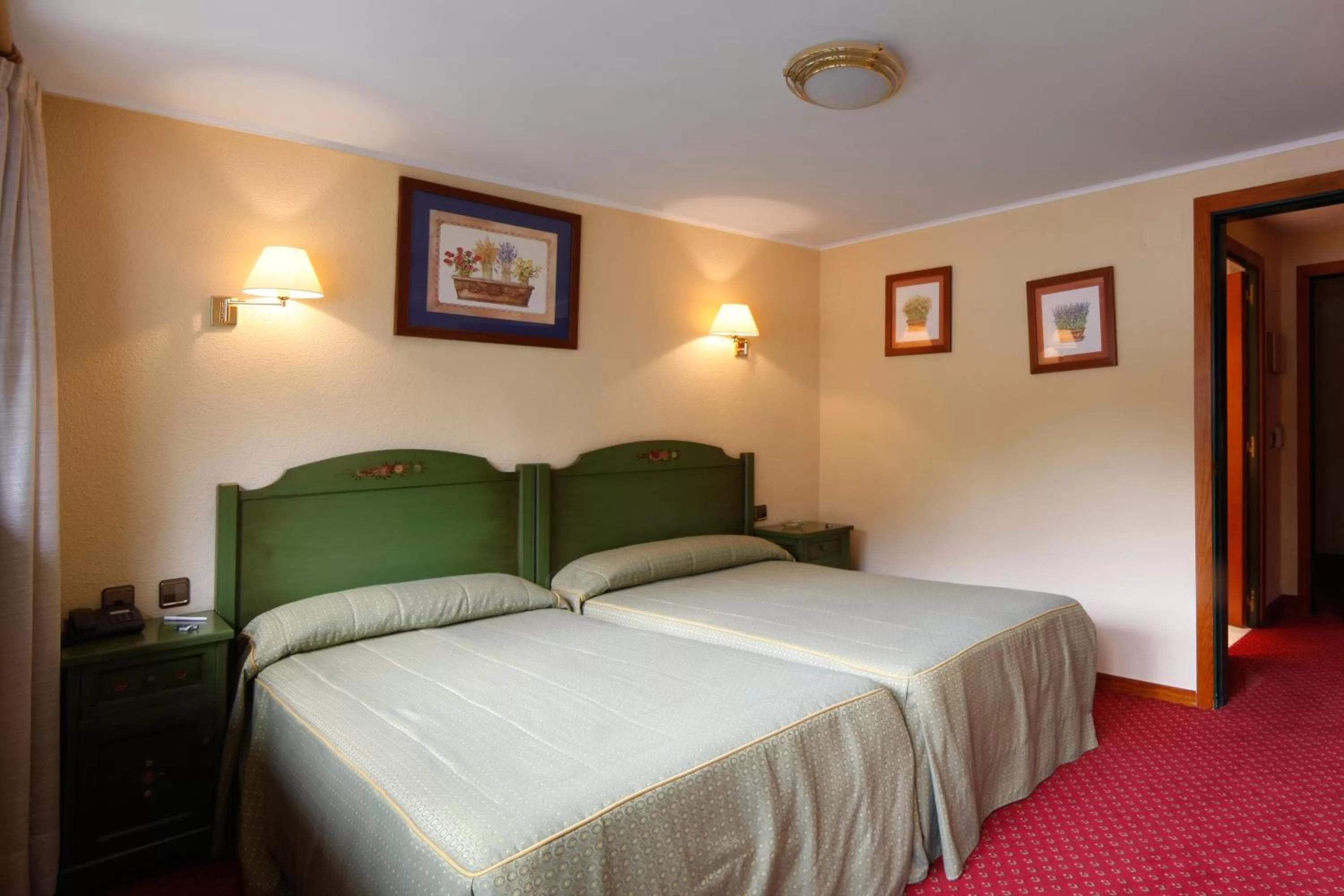 Photo of the whole room, Bed in Rutllan & Spa