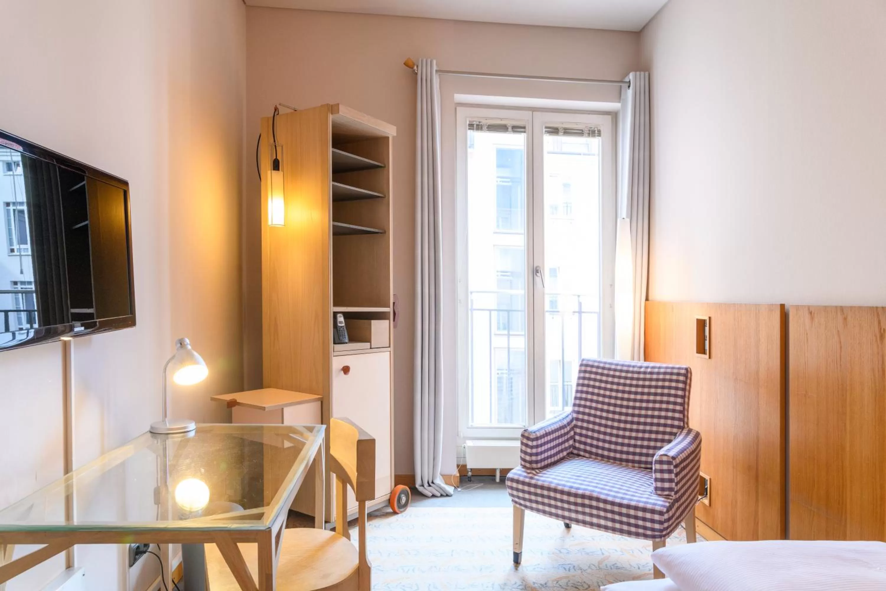 TV and multimedia in Hotel Bleibtreu Berlin by Golden Tulip